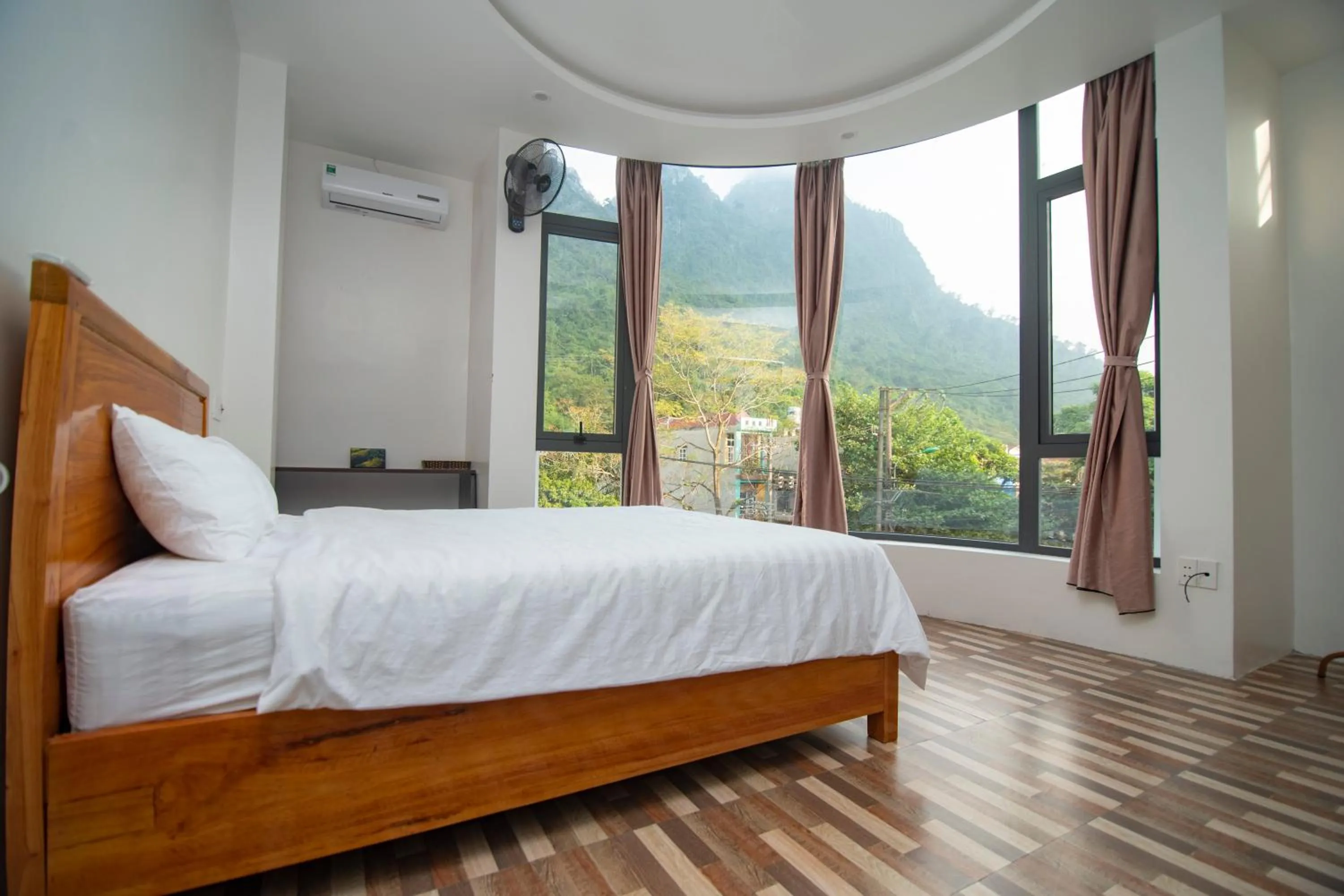 Bed in Long Hotel and motobike rental