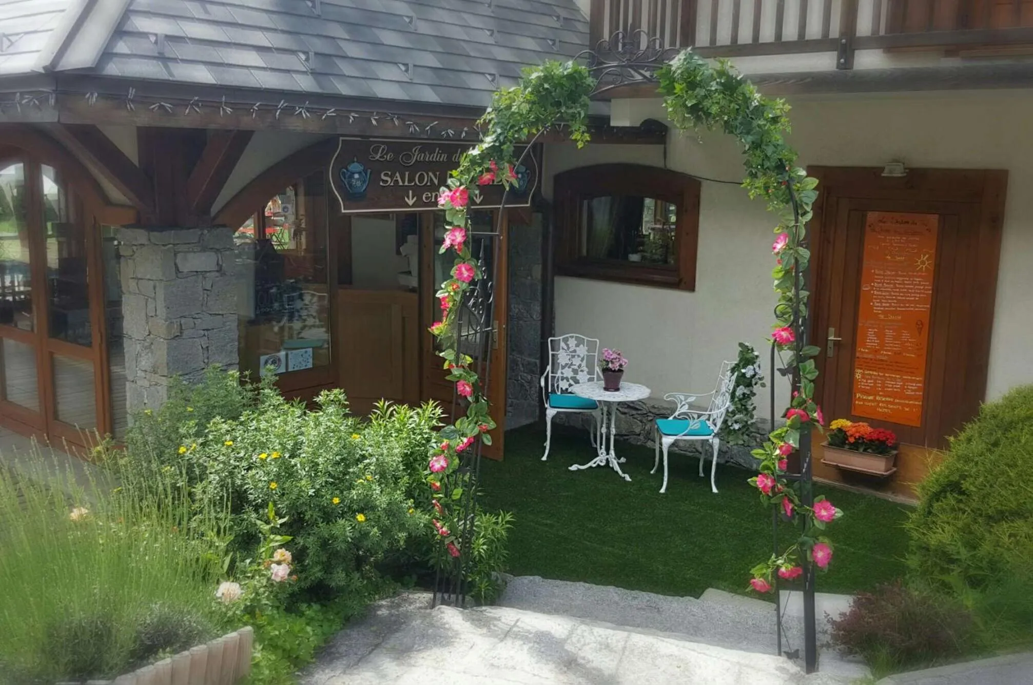 Facade/entrance in Oustalet