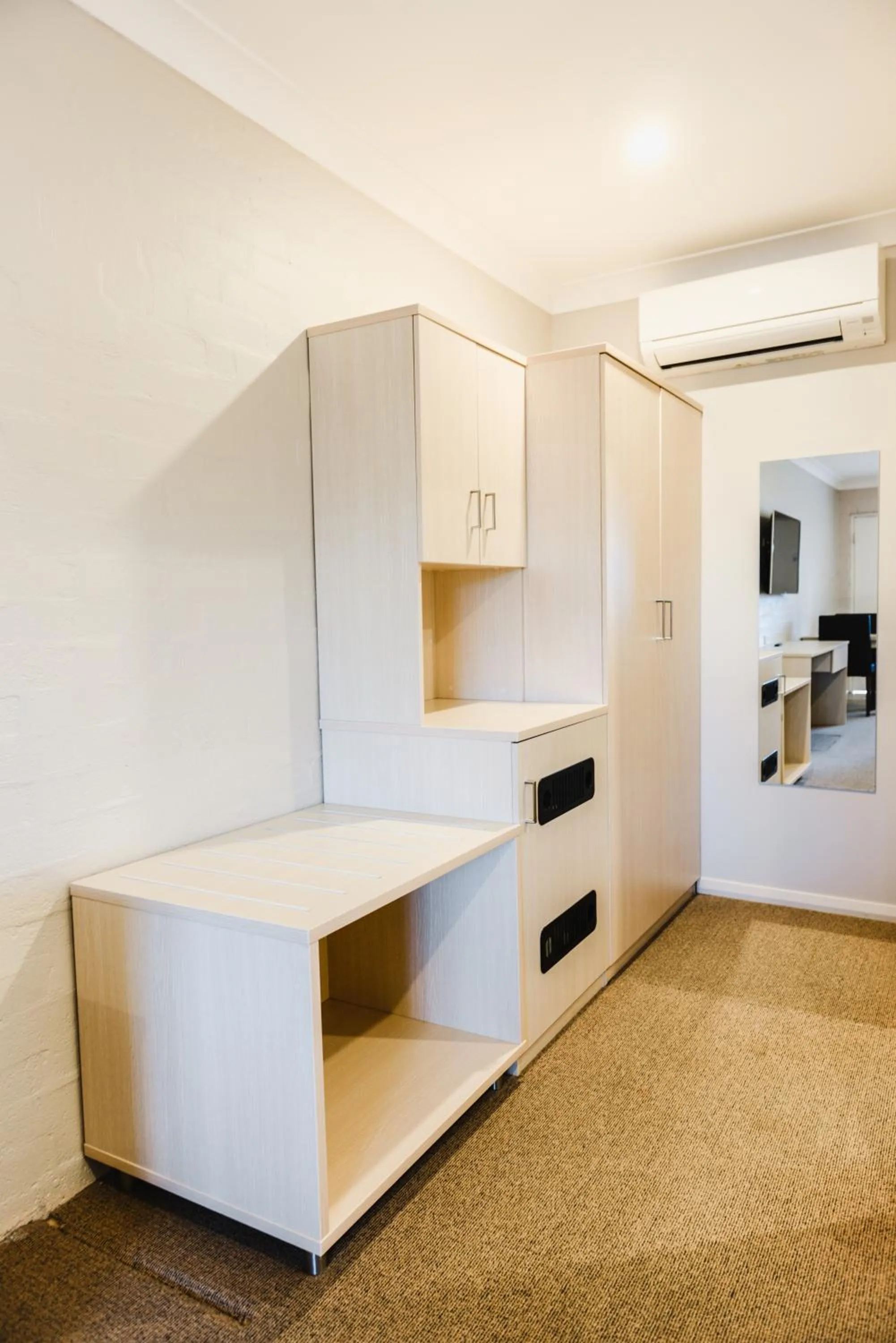 wardrobe in Balan Village Motel