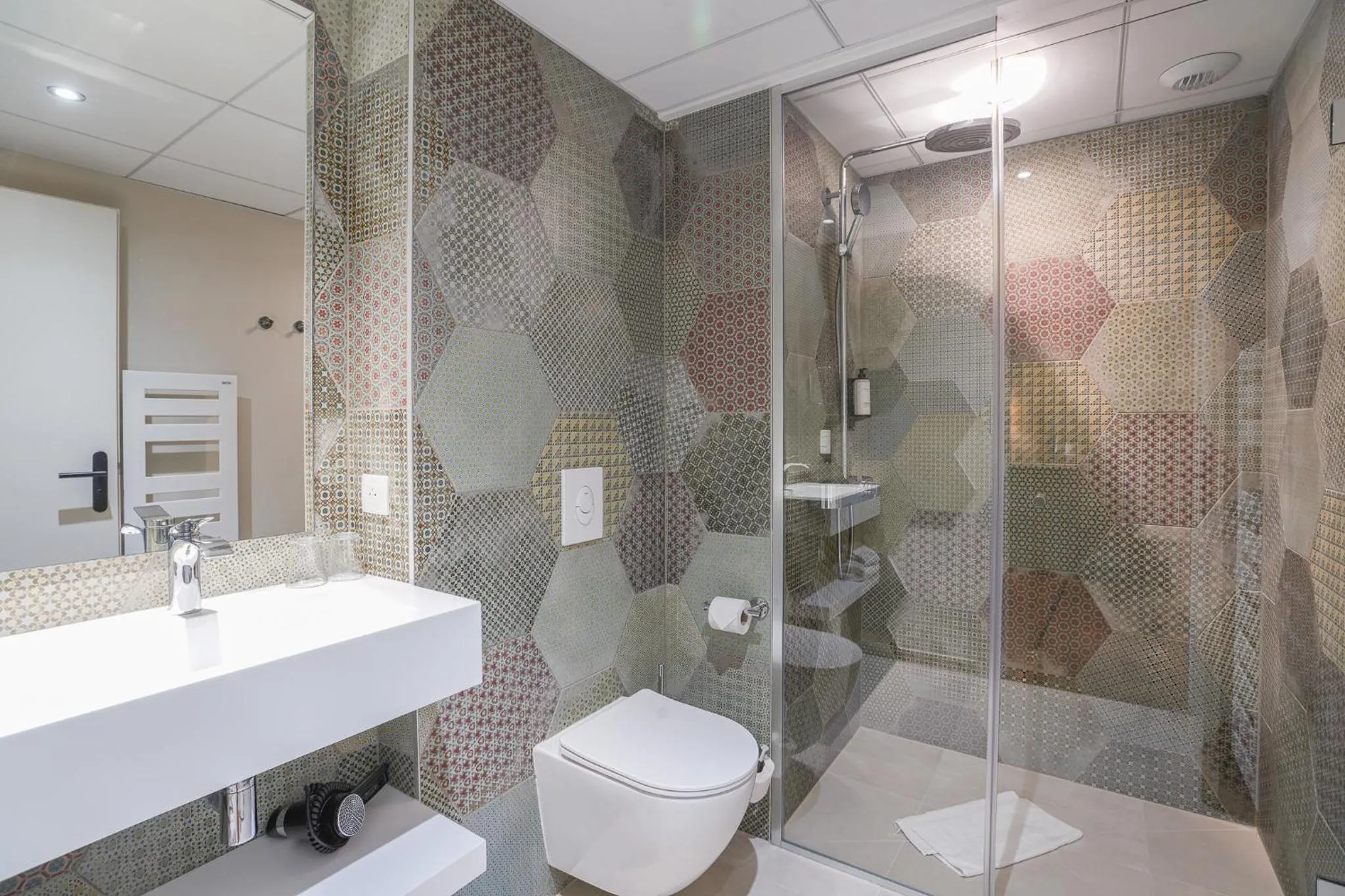 Shower in Hôtel Maison Turenne