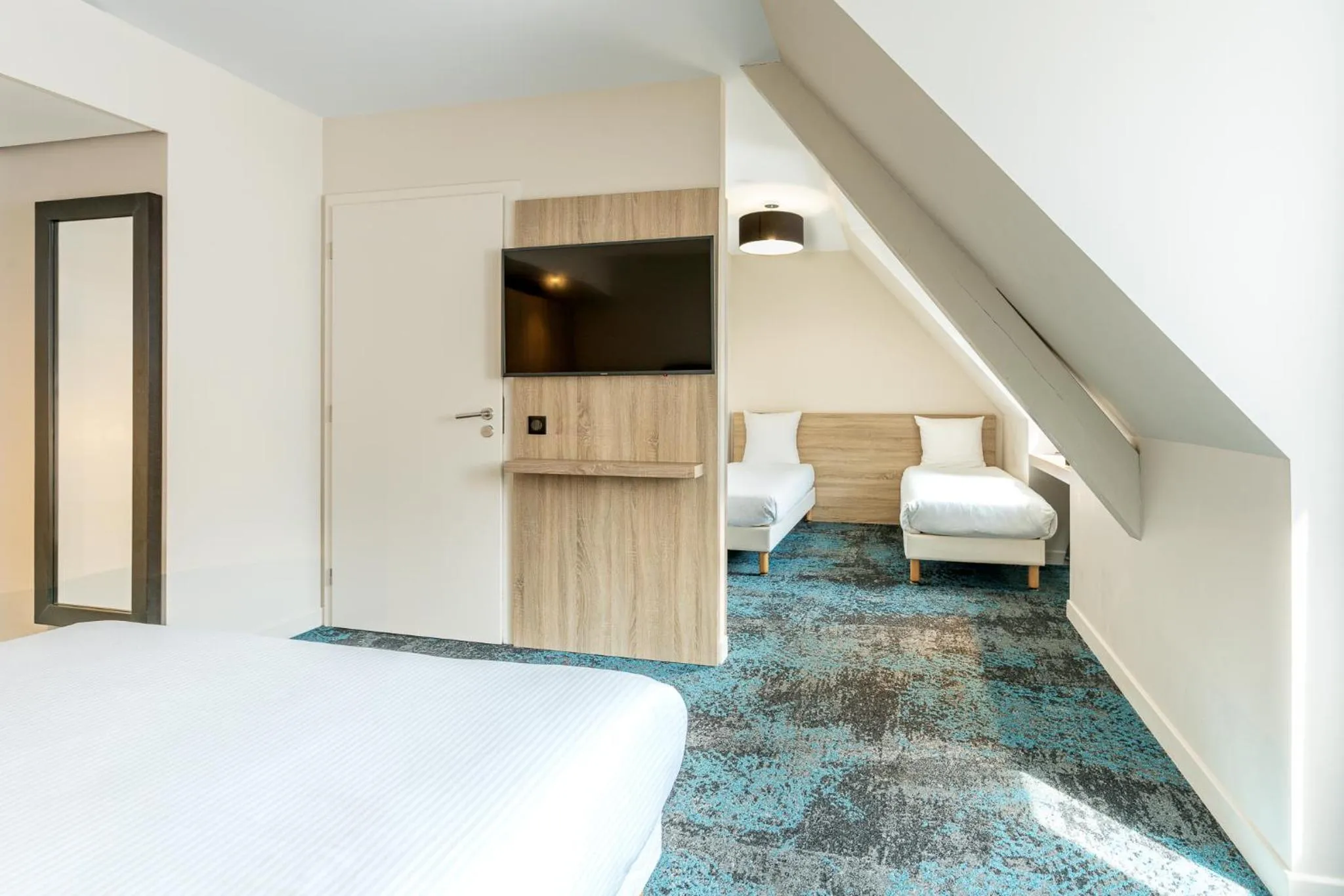 TV and multimedia, Bed in Hôtel Maison Turenne