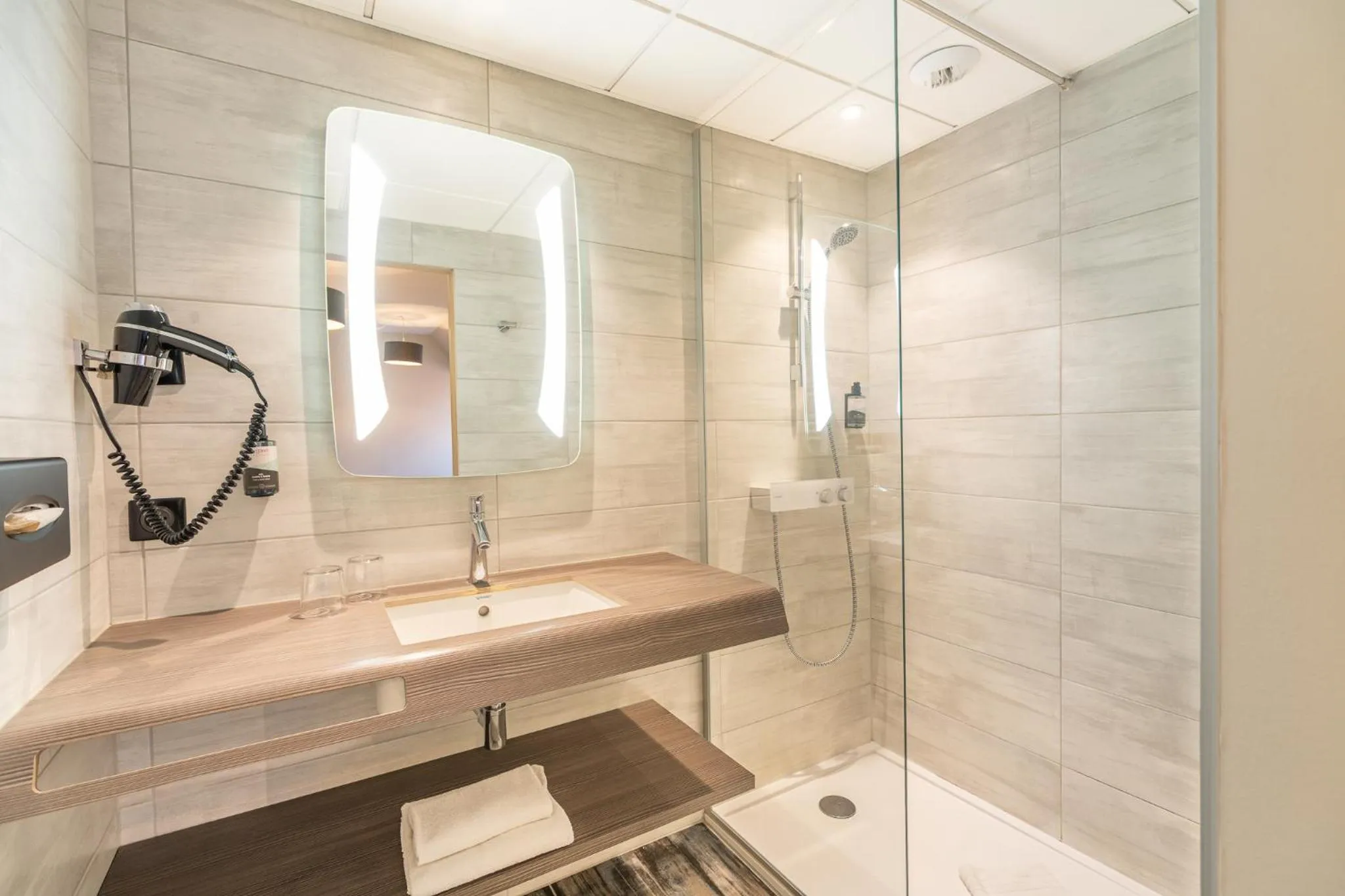 Shower in Hôtel Maison Turenne