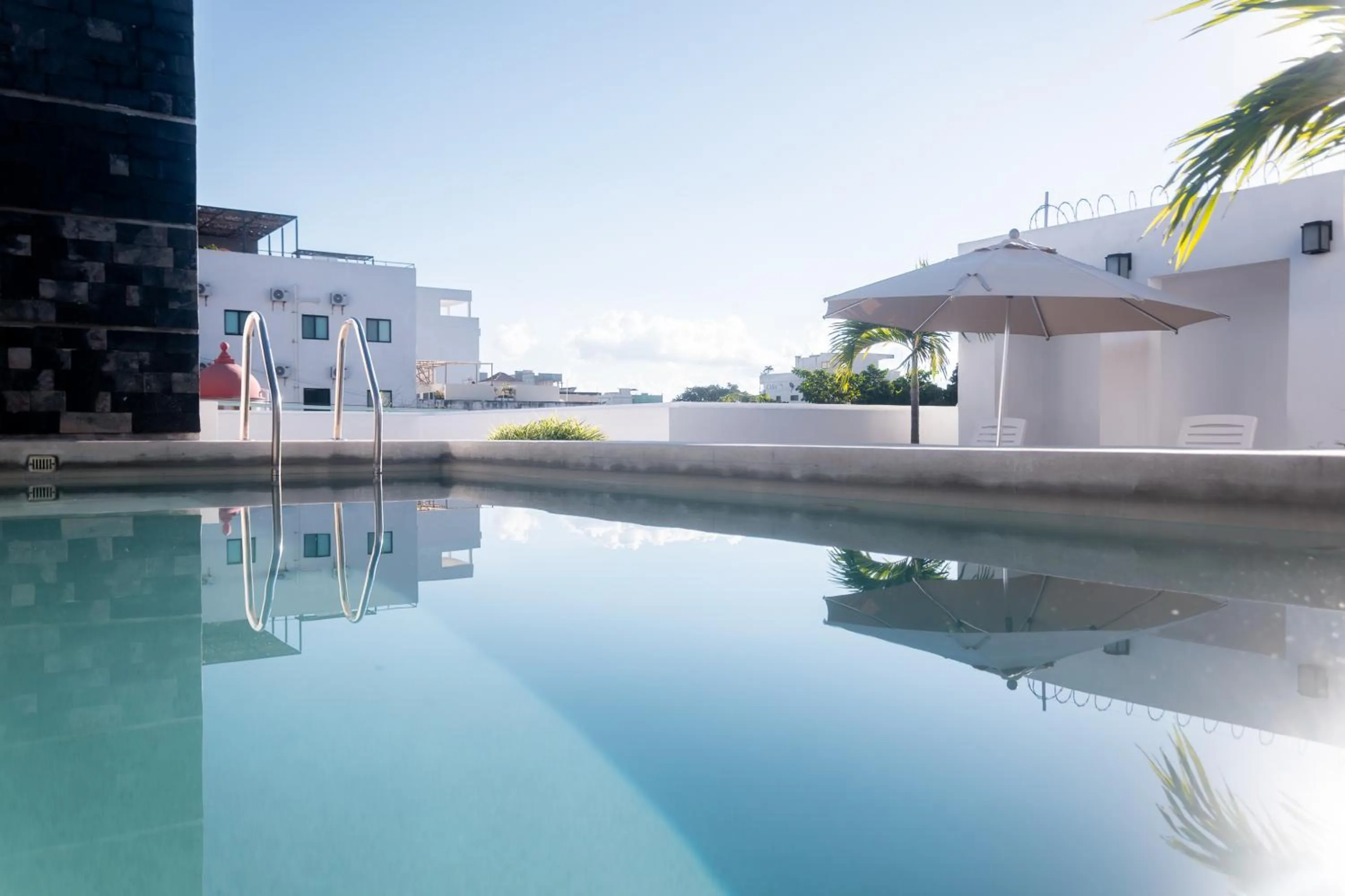 Swimming pool in Arkana 9 Suites by Grupo Amber