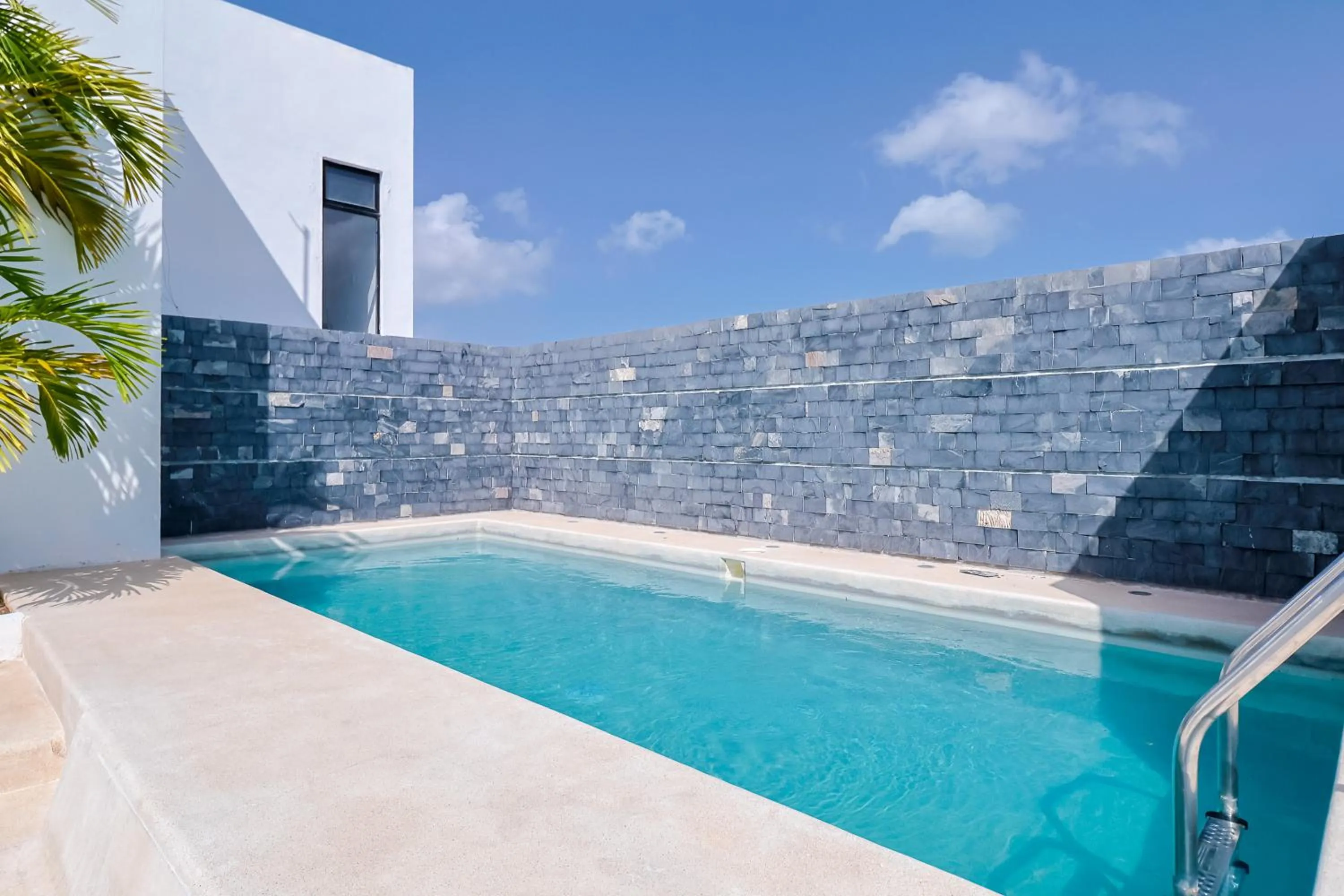 Swimming pool in Arkana 9 Suites by Grupo Amber