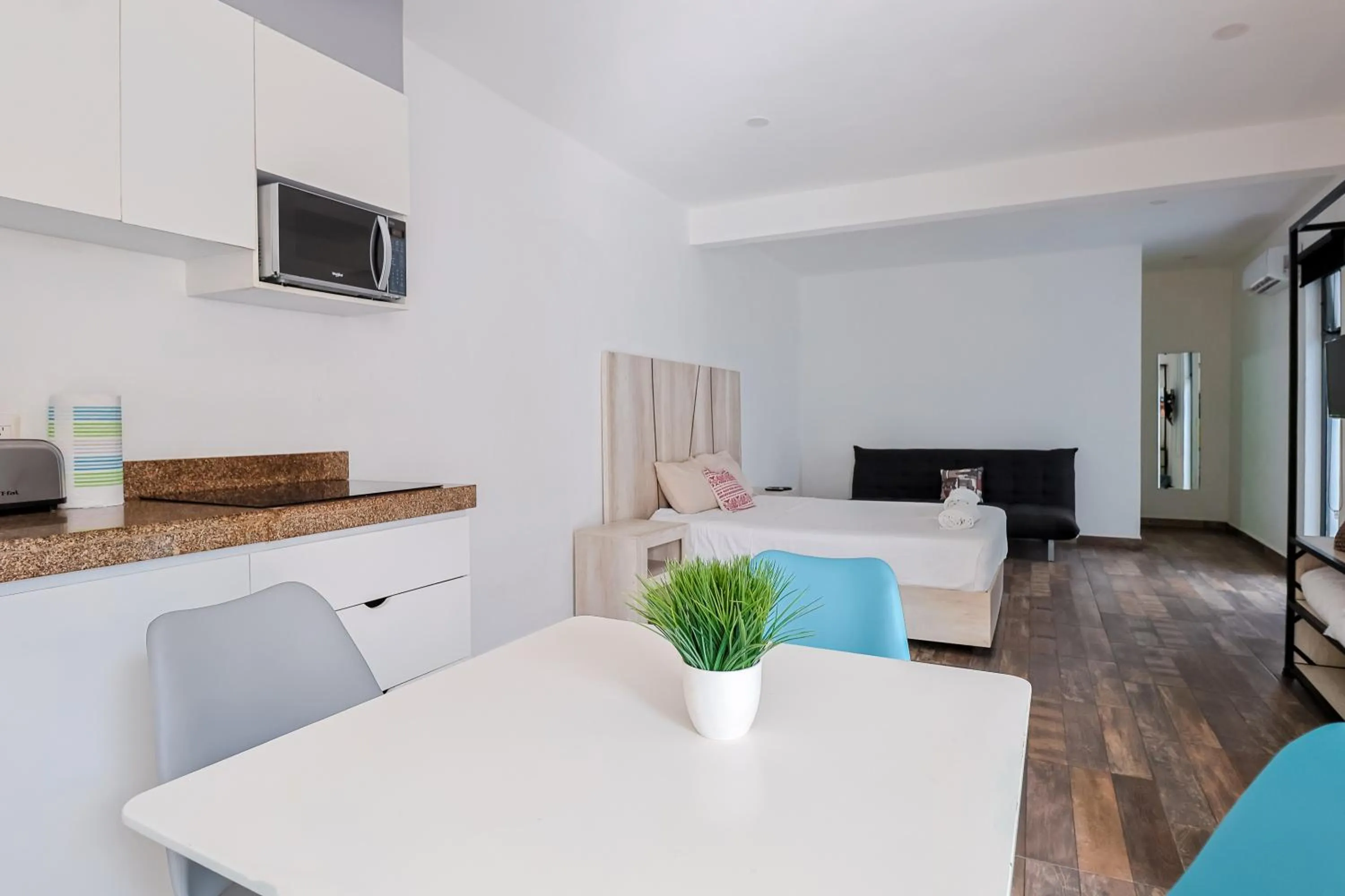 TV and multimedia in Arkana 9 Suites by Grupo Amber