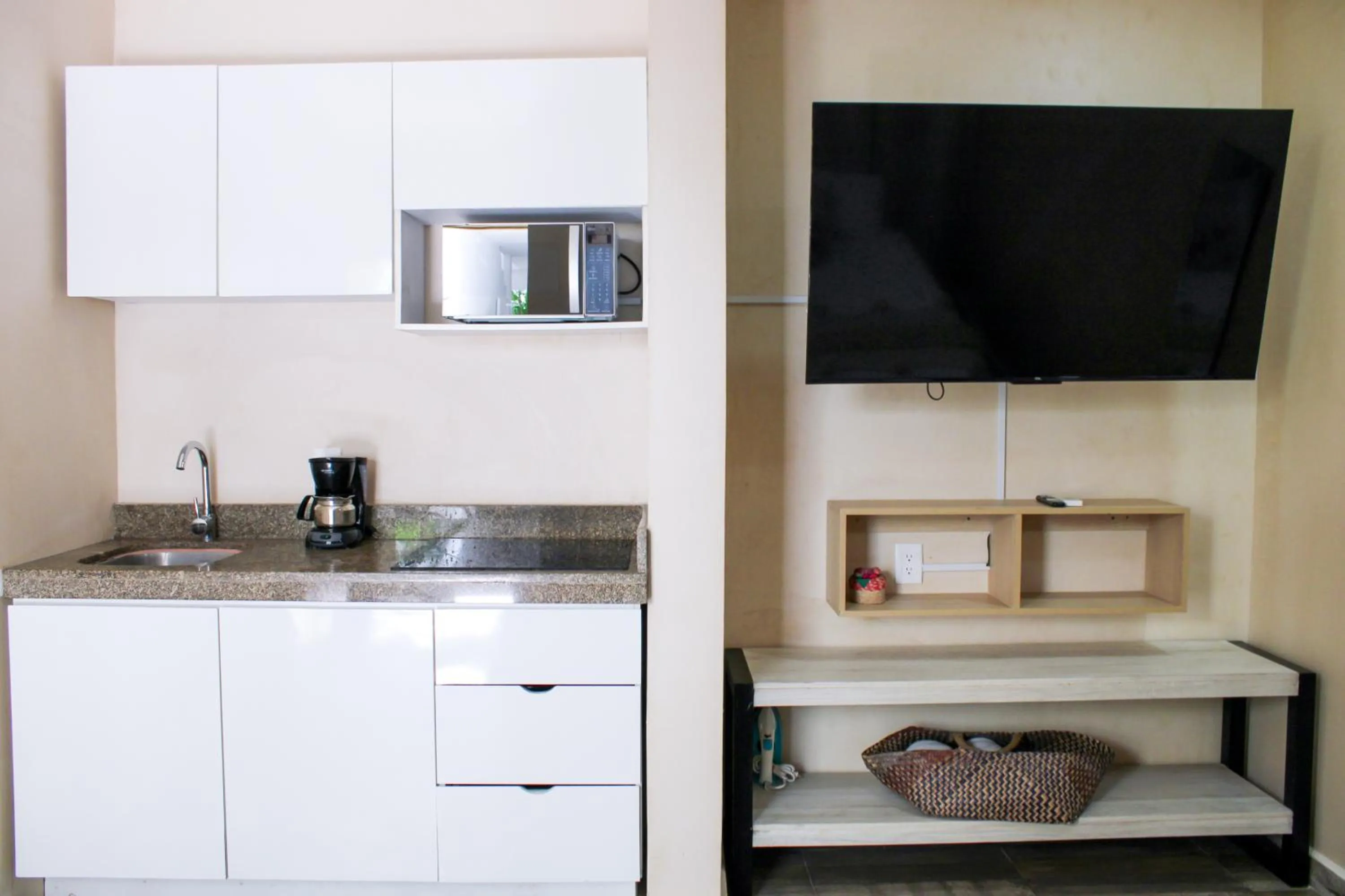 TV and multimedia in Arkana 9 Suites by Grupo Amber