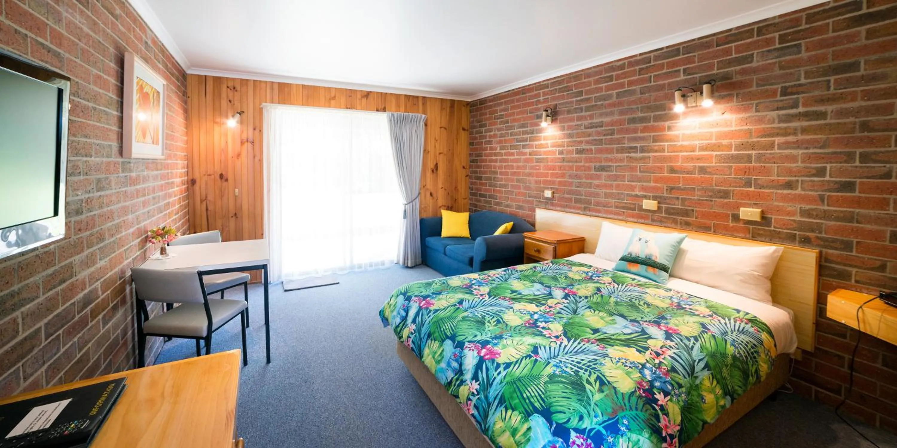 Photo of the whole room, Bed in Kookaburra Motor Lodge