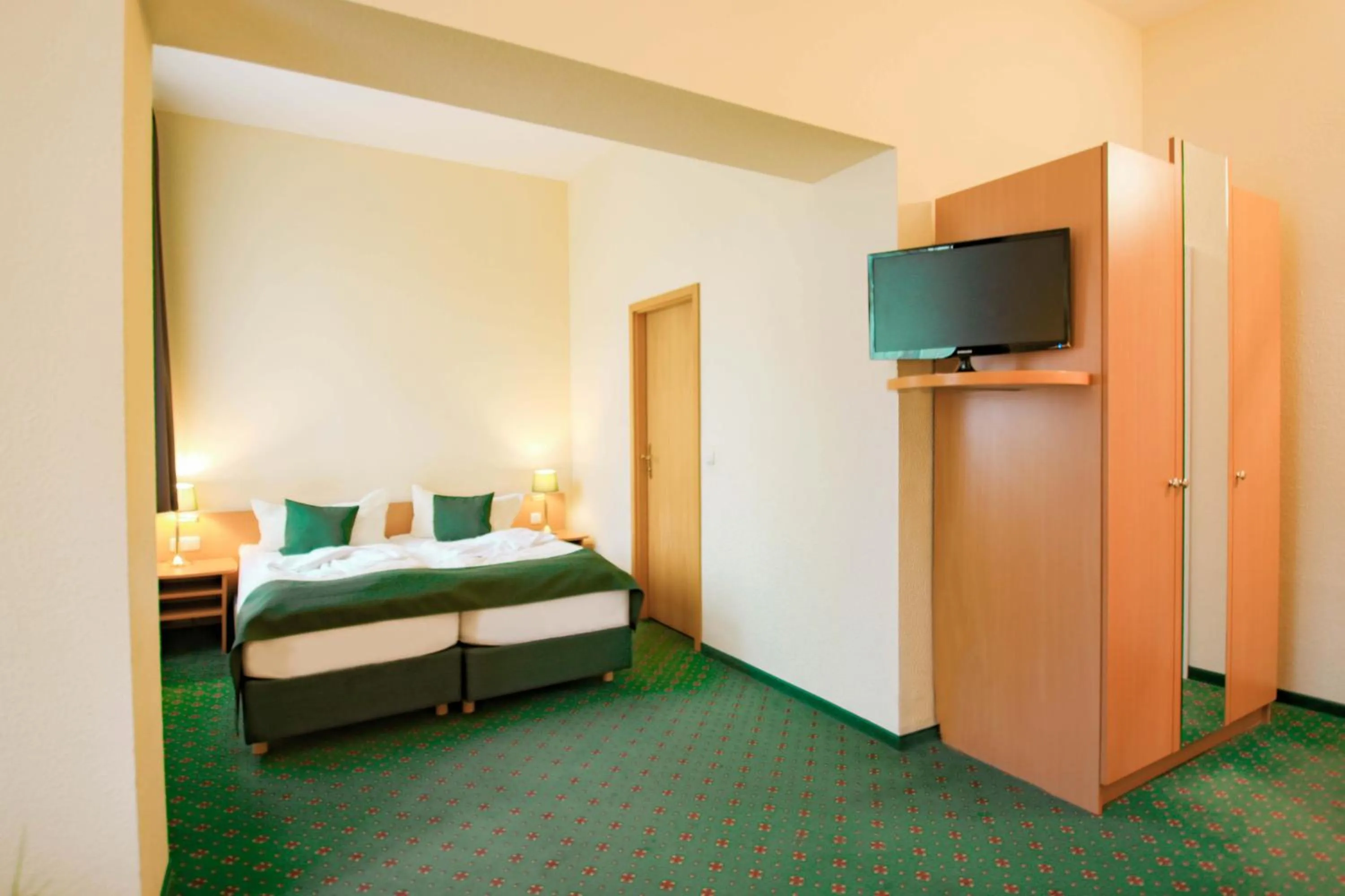 Photo of the whole room, Bed in Ferien Hotel Villa Südharz