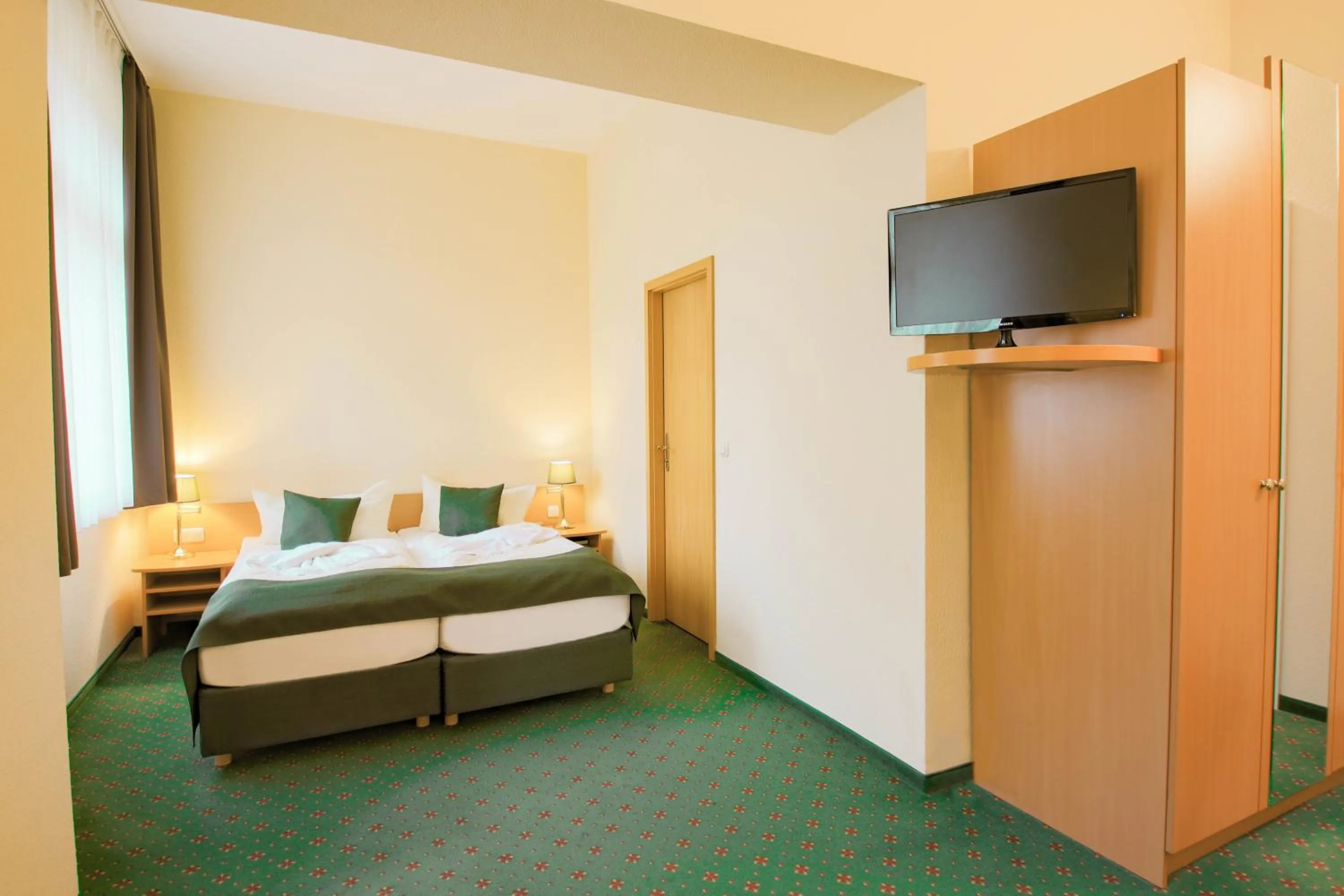 Photo of the whole room, Bed in Ferien Hotel Villa Südharz