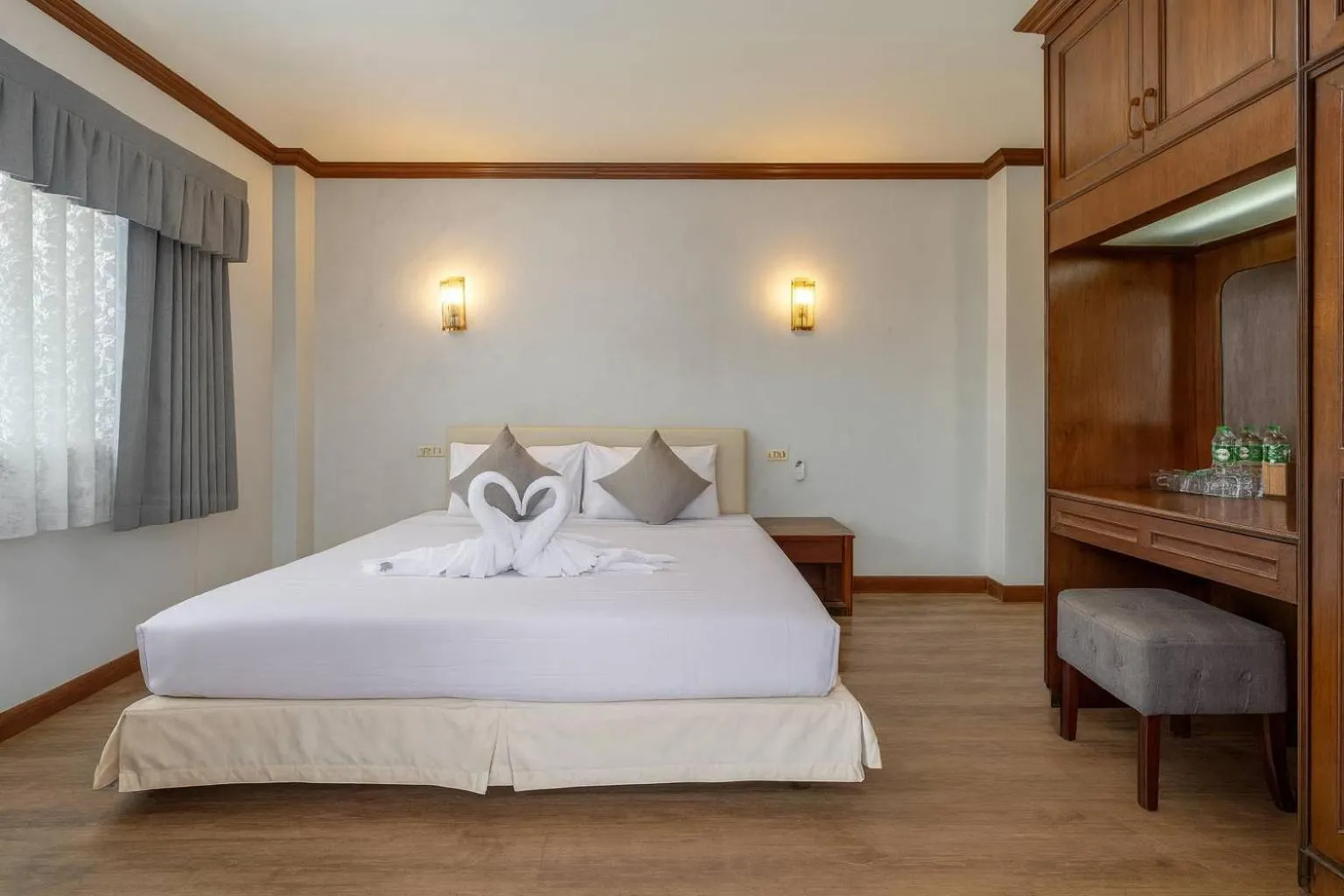 Photo of the whole room, Bed in Break Point Patong Hotel