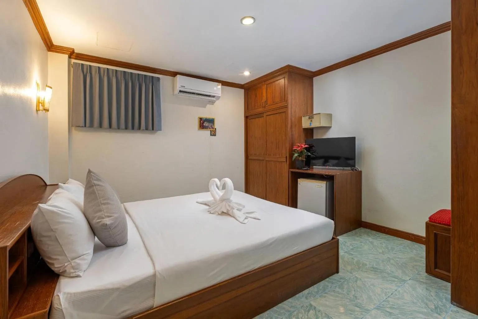 Bedroom, Bed in Break Point Patong Hotel