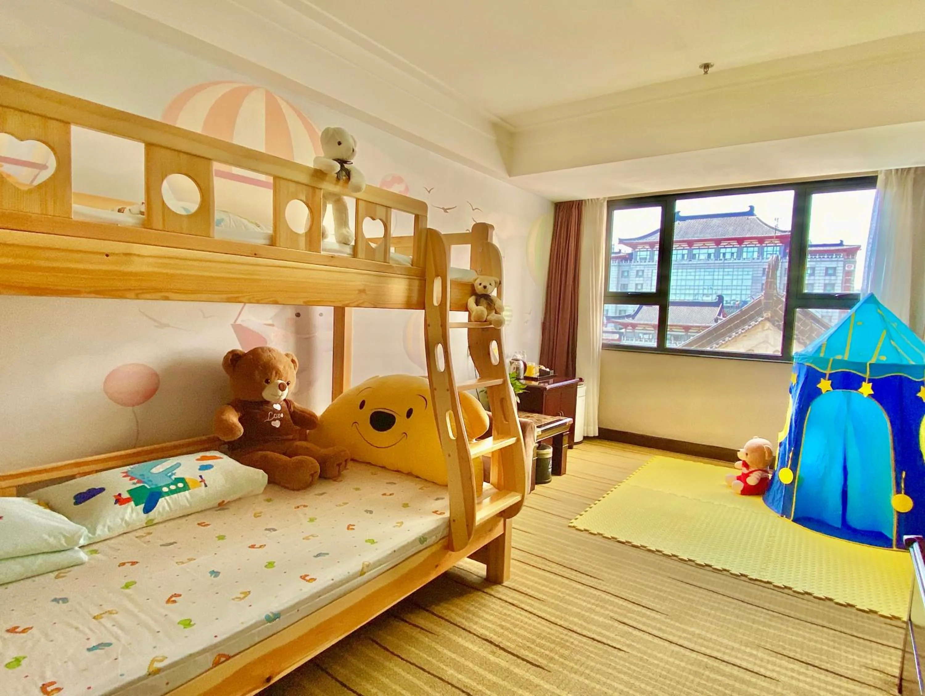 Photo of the whole room, Bed in Jin Jiang West Capital International Hotel