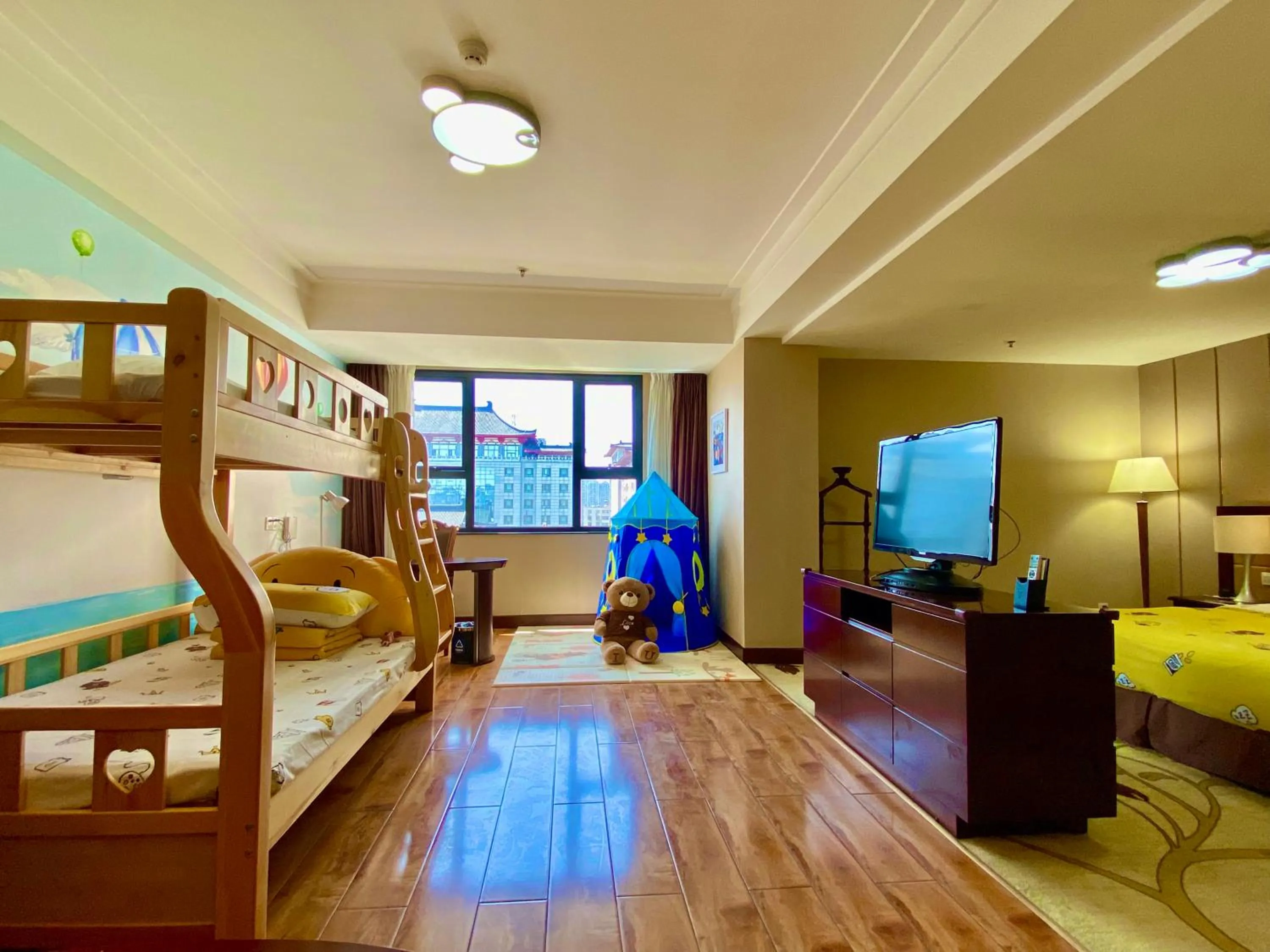 Photo of the whole room, Bed in Jin Jiang West Capital International Hotel