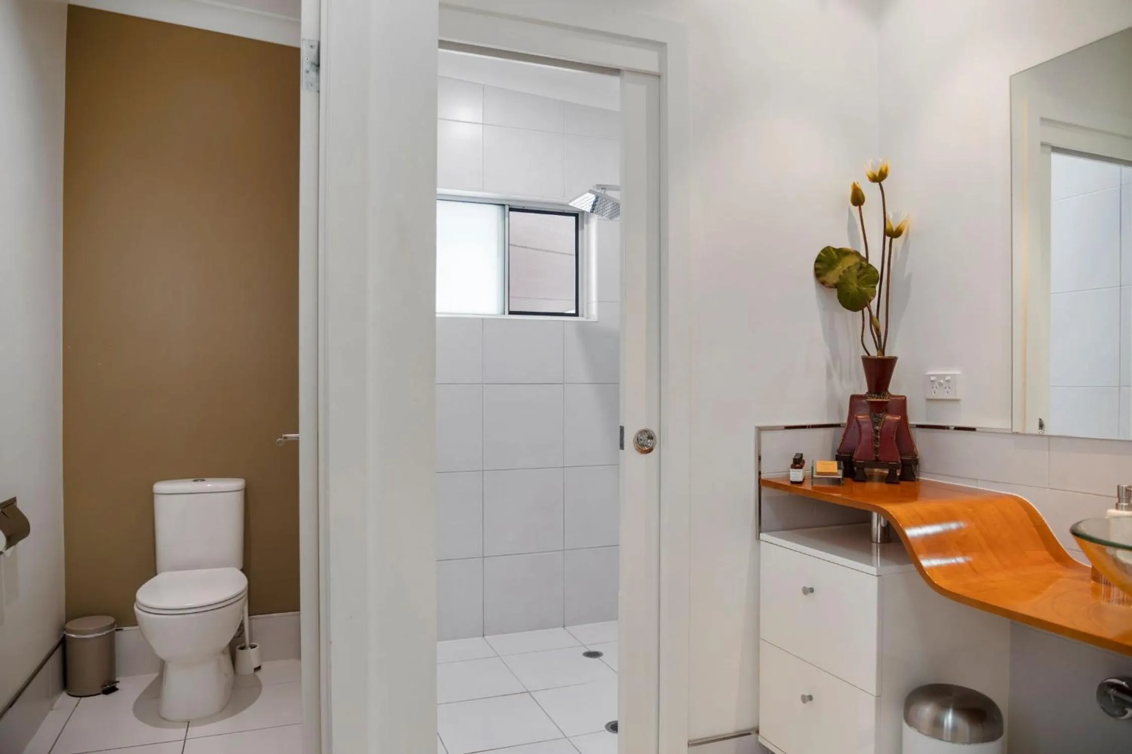 Toilet in 53 on Victoria