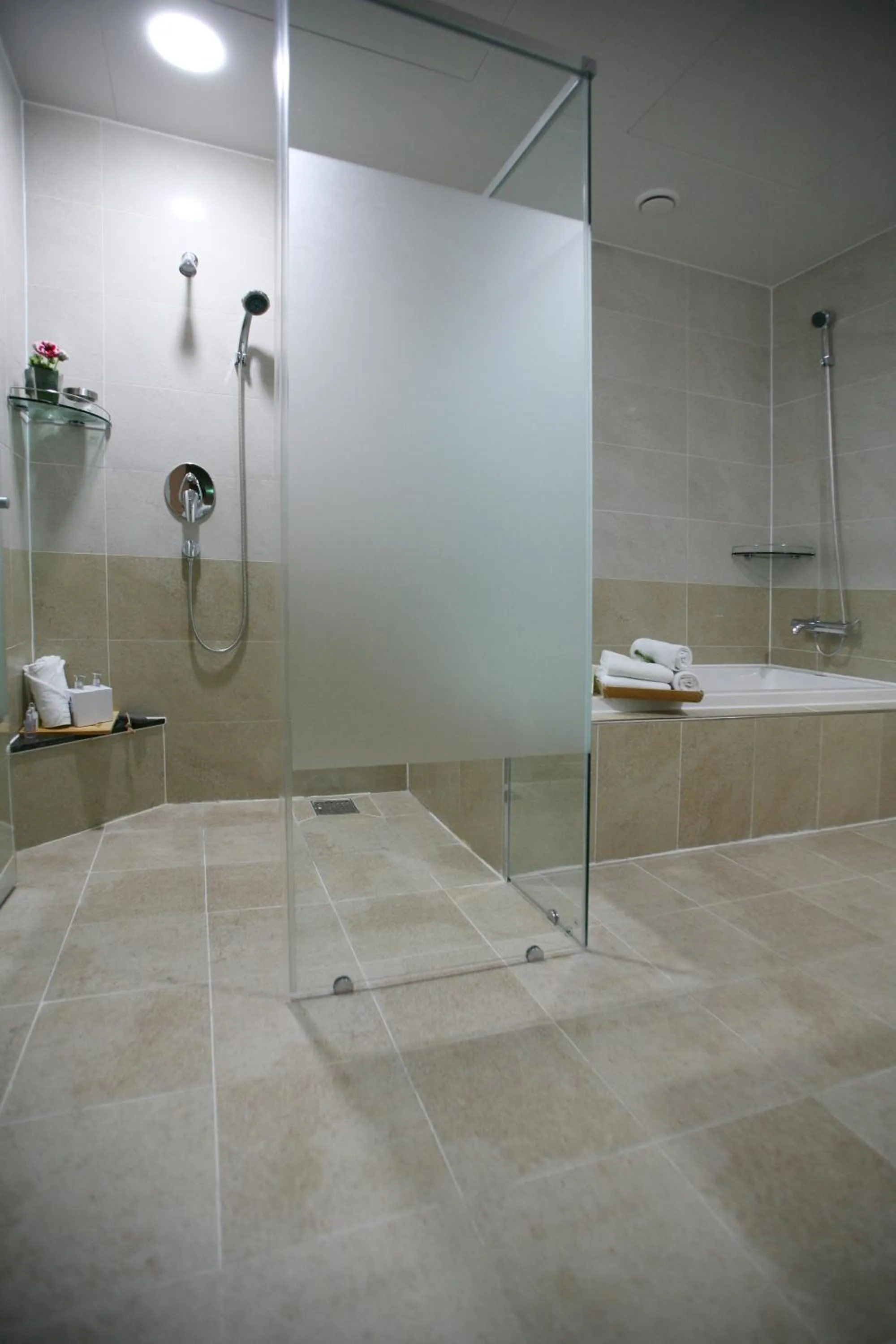 Shower in Benikea Hotel Yeosu