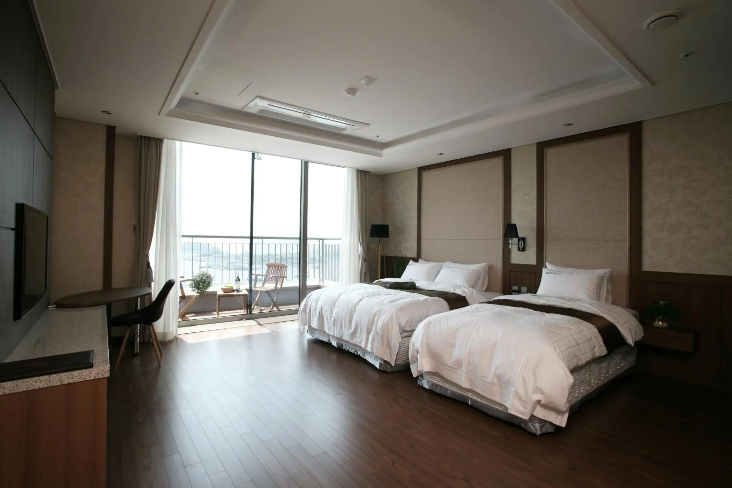 Deluxe Twin Room with Sea View with Terrace in Benikea Hotel Yeosu Deluxe Twin Room with Sea View with Terrace in Benikea Hotel Yeosu