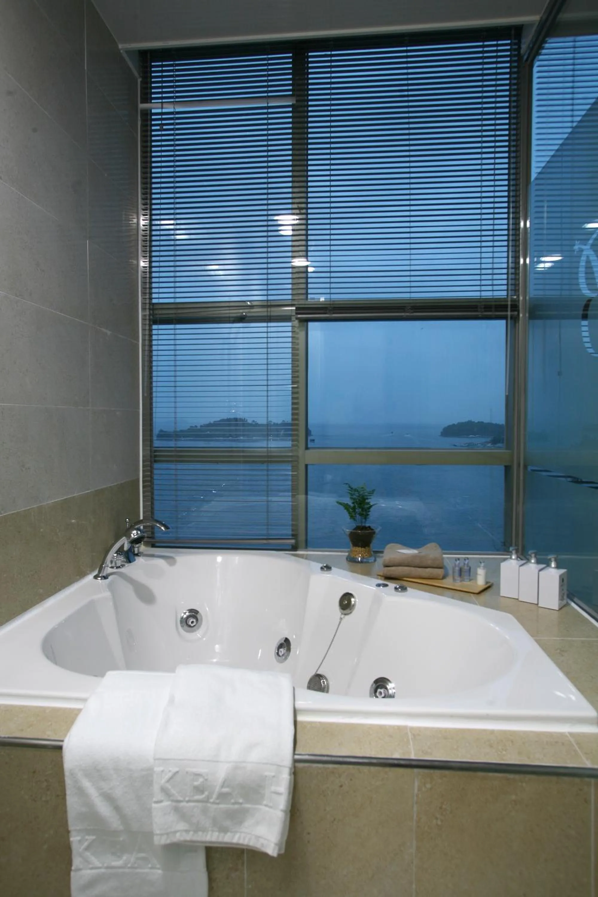 Bathroom in Benikea Hotel Yeosu