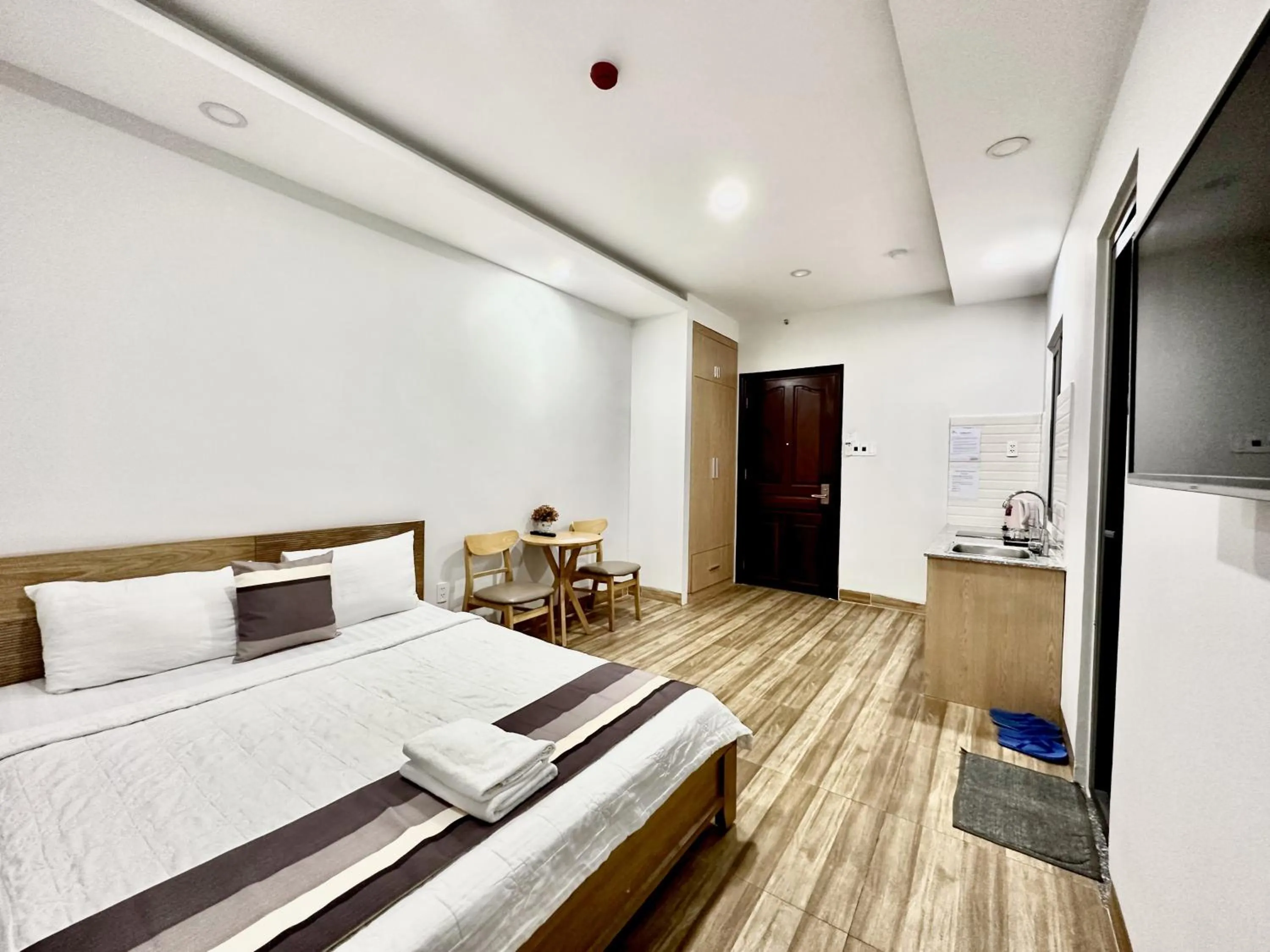 Bed in The Jade Hotel near Tan Son Nhat Airport