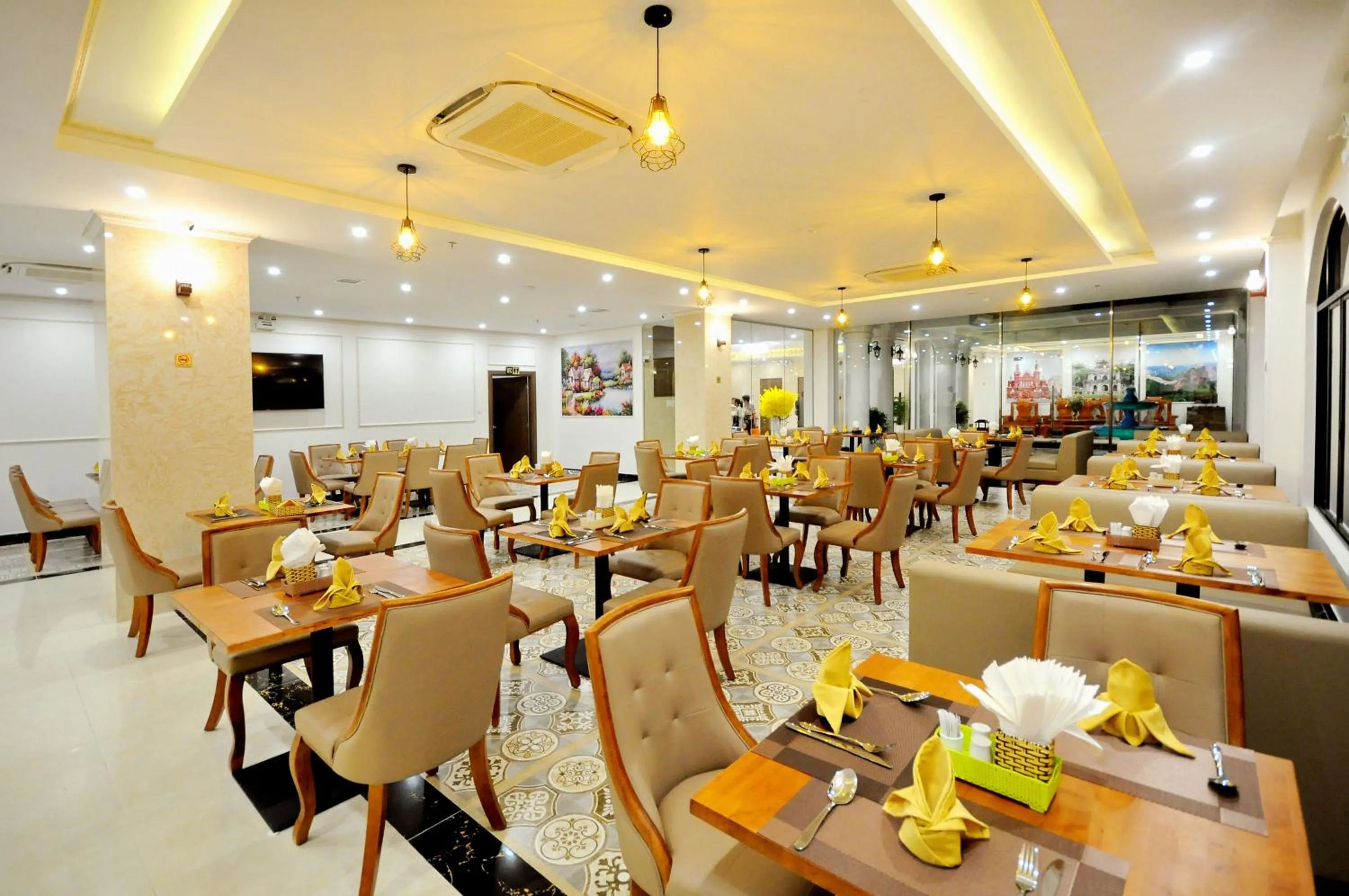 Restaurant/places to eat in Crown Nguyen Hoang Hotel