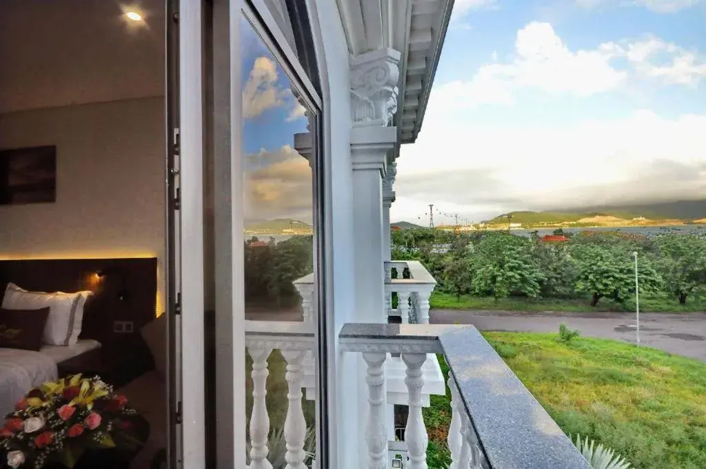 Deluxe Double or Twin Room in Crown Nguyen Hoang Hotel Deluxe Double or Twin Room in Crown Nguyen Hoang Hotel