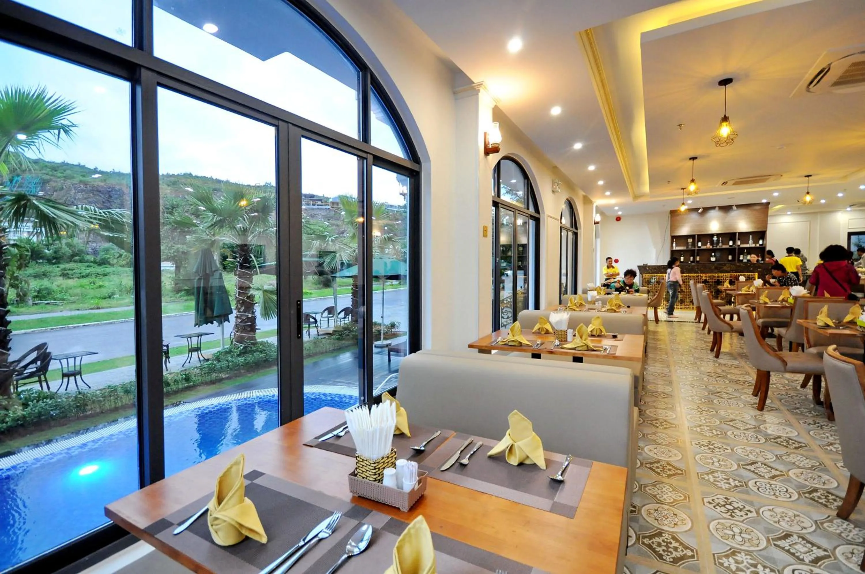 Restaurant/places to eat in Crown Nguyen Hoang Hotel