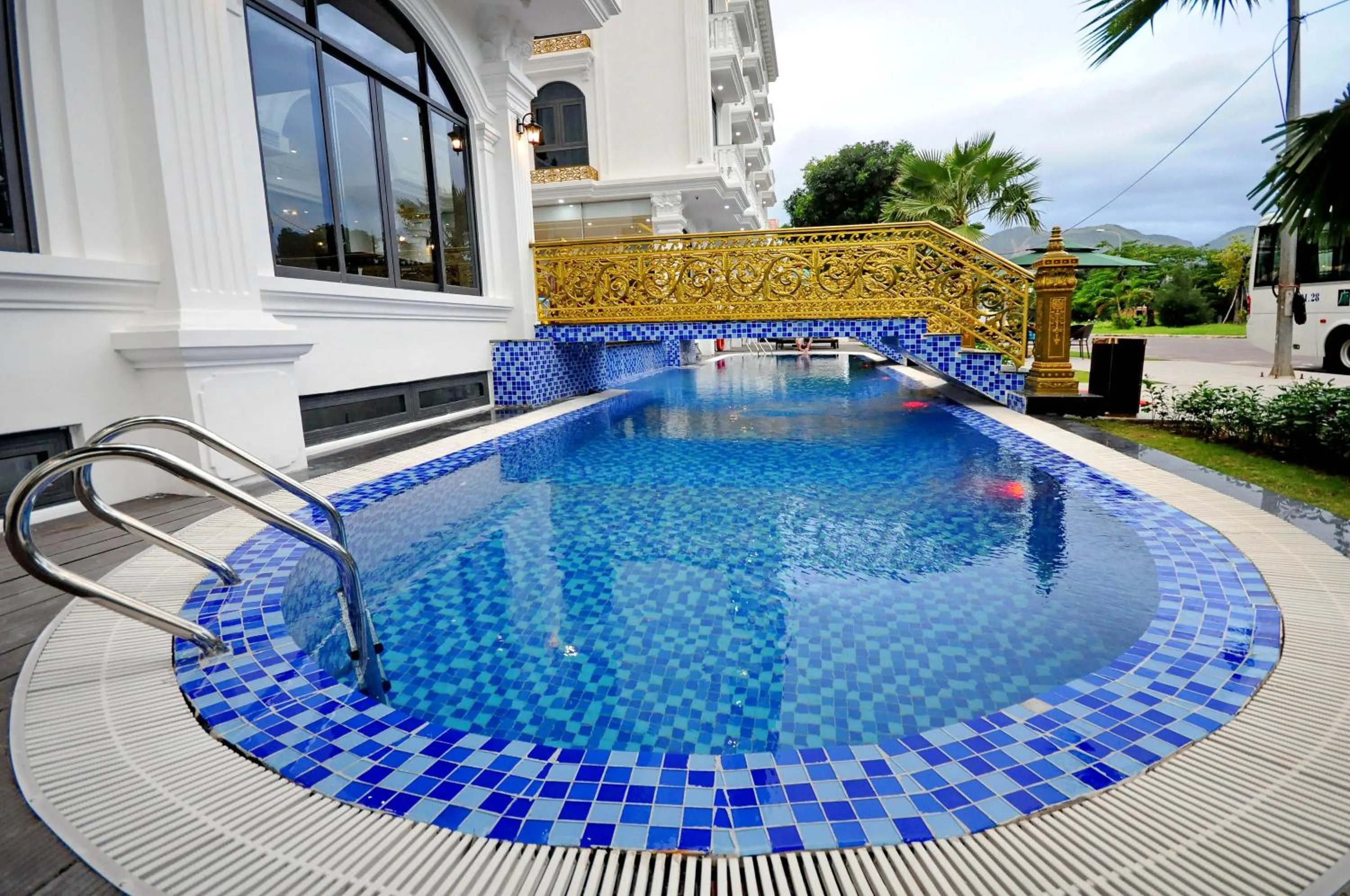 Day in Crown Nguyen Hoang Hotel