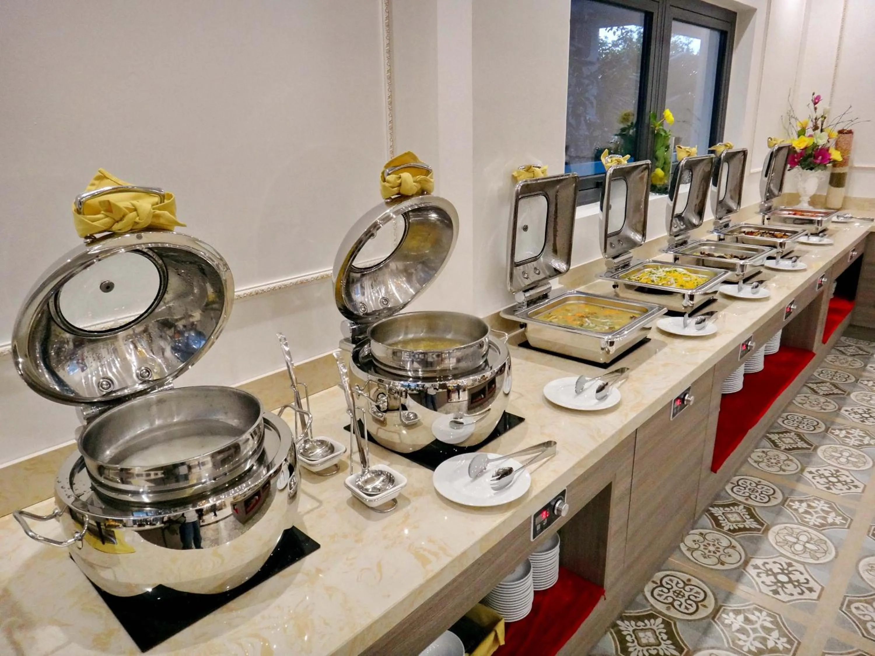 Food and drinks in Crown Nguyen Hoang Hotel