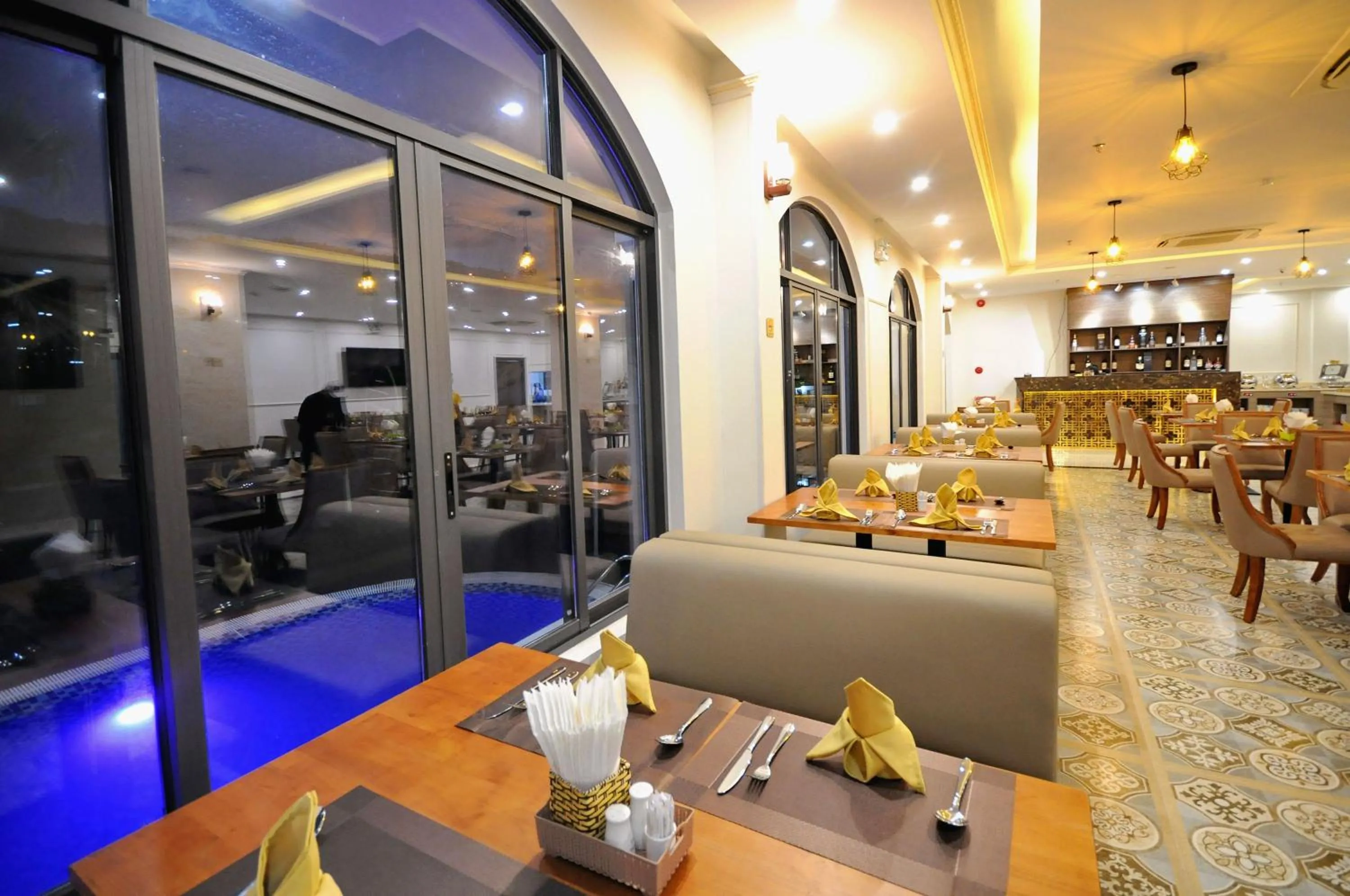 Restaurant/places to eat in Crown Nguyen Hoang Hotel