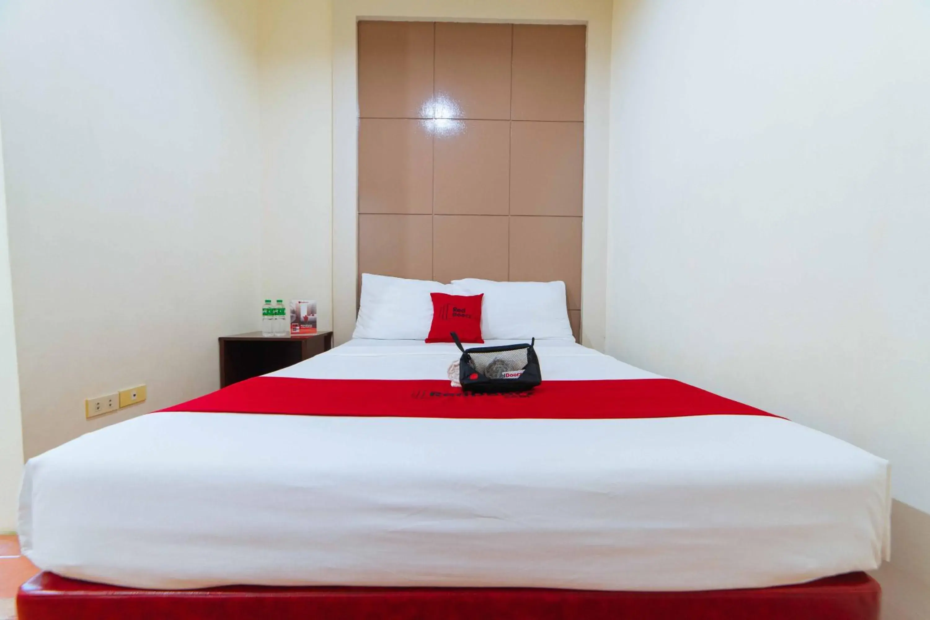 Deluxe Room in RedDoorz near Walking Street Angeles City Deluxe Room in RedDoorz near Walking Street Angeles City