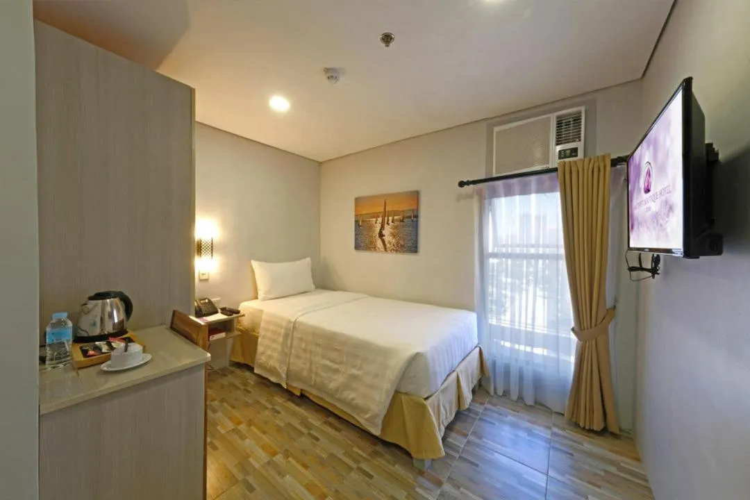 Bed in Amethyst Boutique Hotel Cebu powered by Cocotel