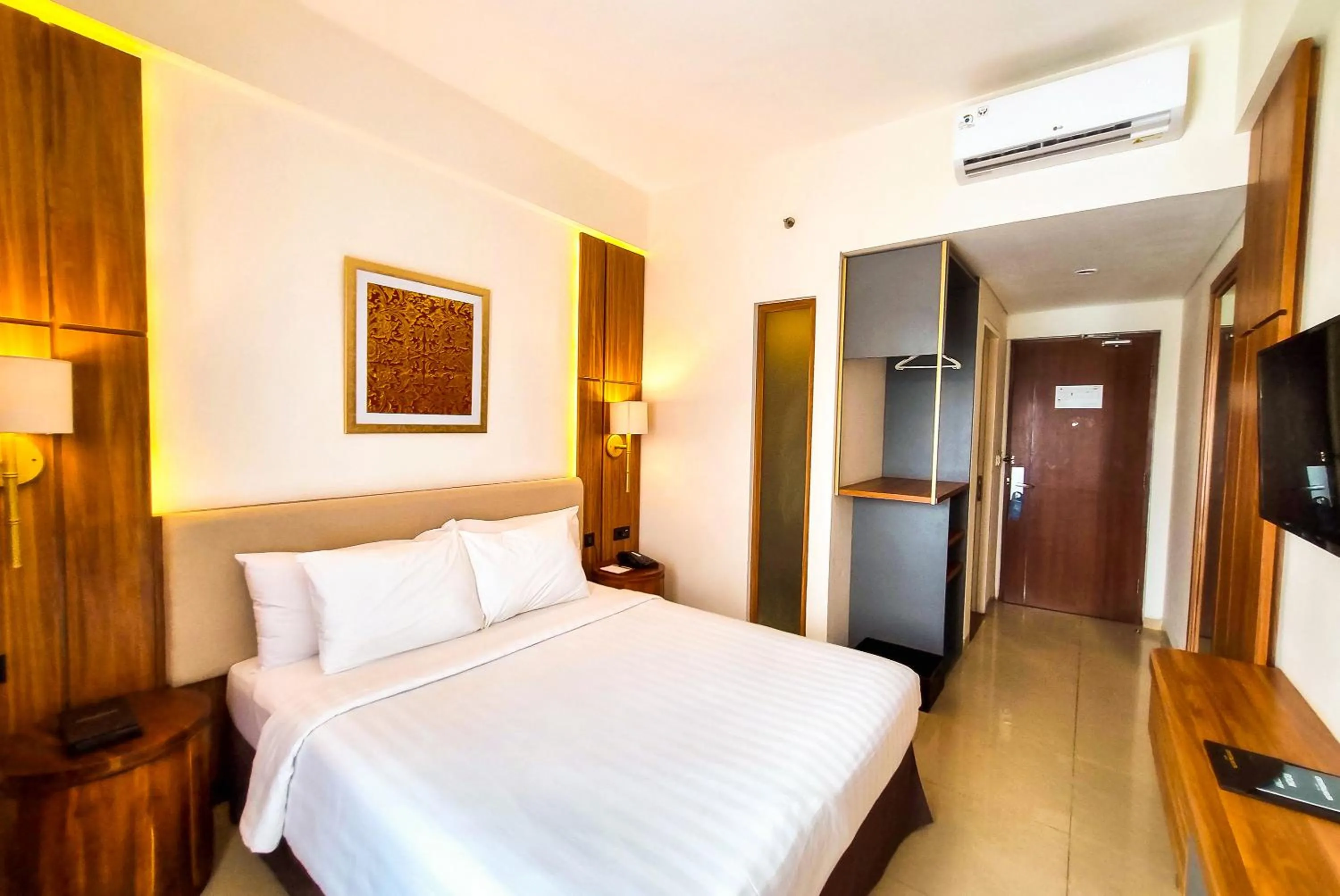 Bedroom, Bed in Crystalkuta Hotel - Bali