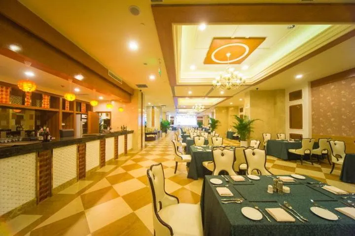 Restaurant/places to eat in Ramada Chengdu North
