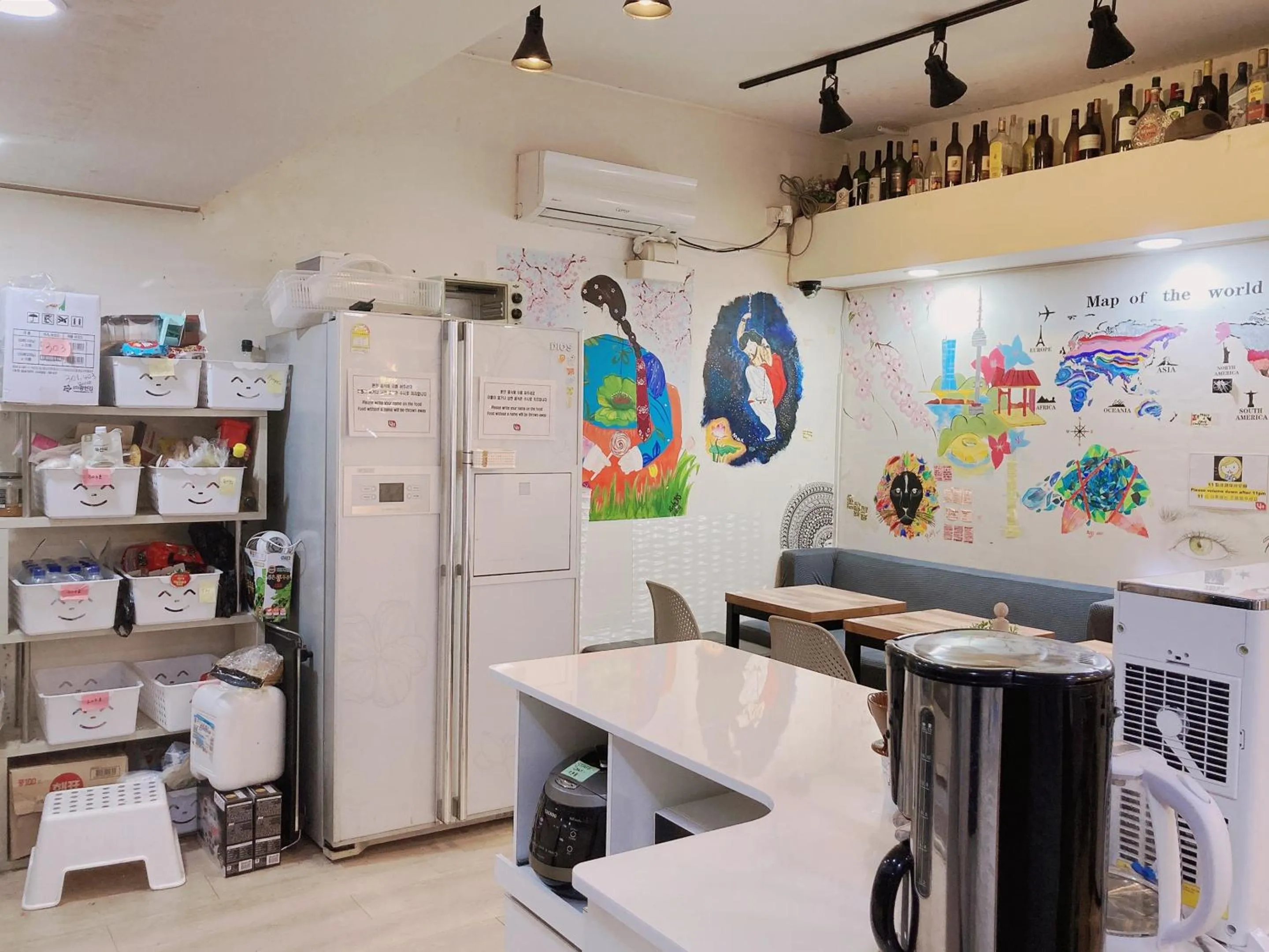 Communal kitchen in Yakorea Hostel Dongdaemun