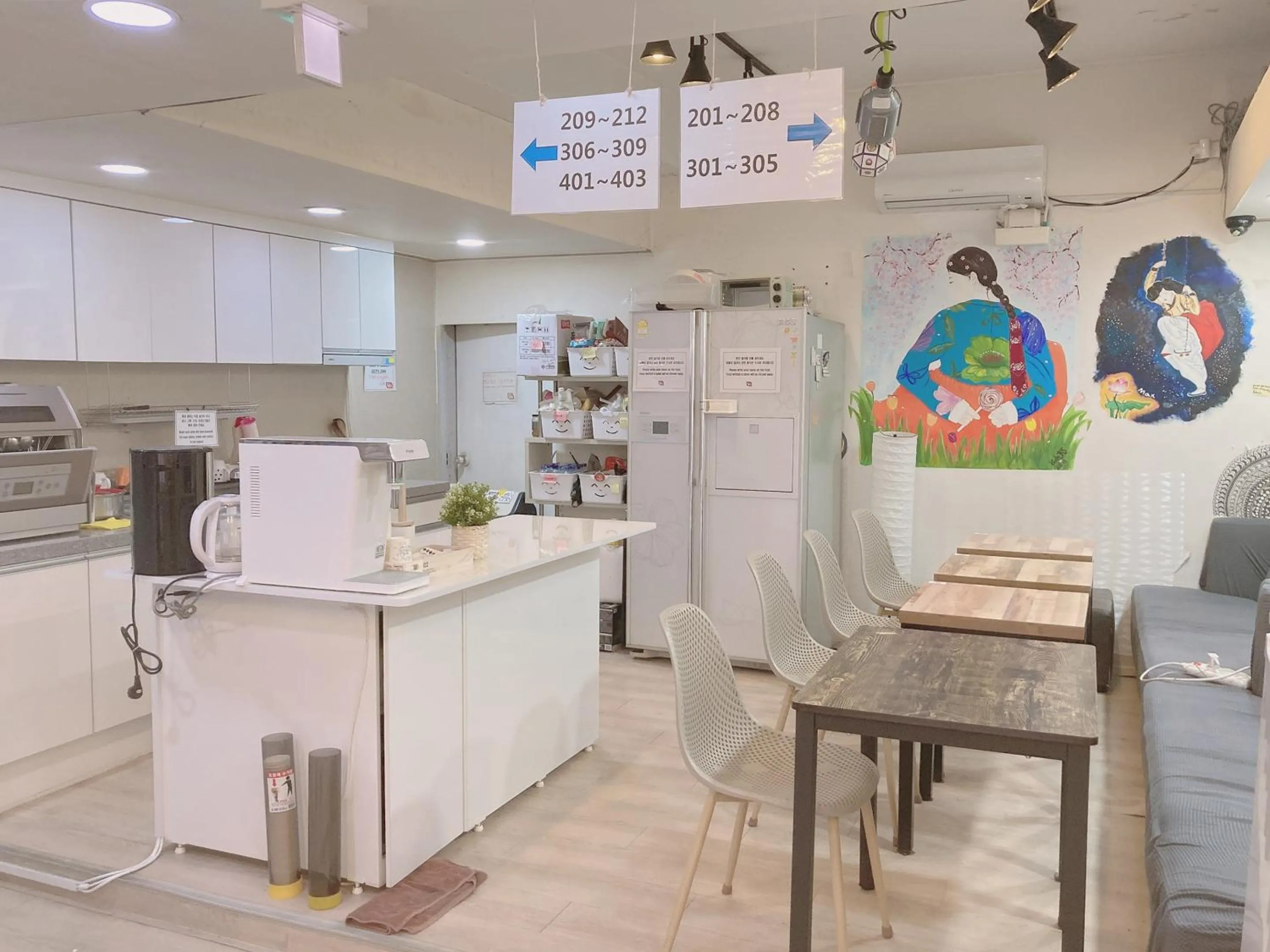 Communal kitchen in Yakorea Hostel Dongdaemun