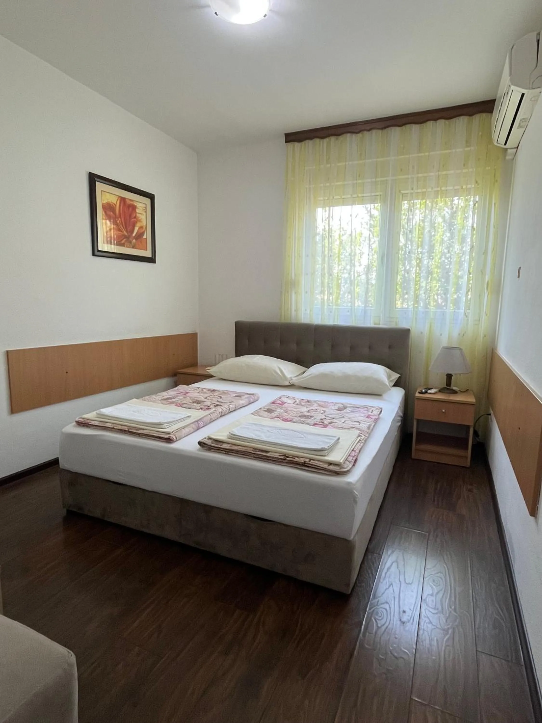 Bedroom, Bed in Motel Aura