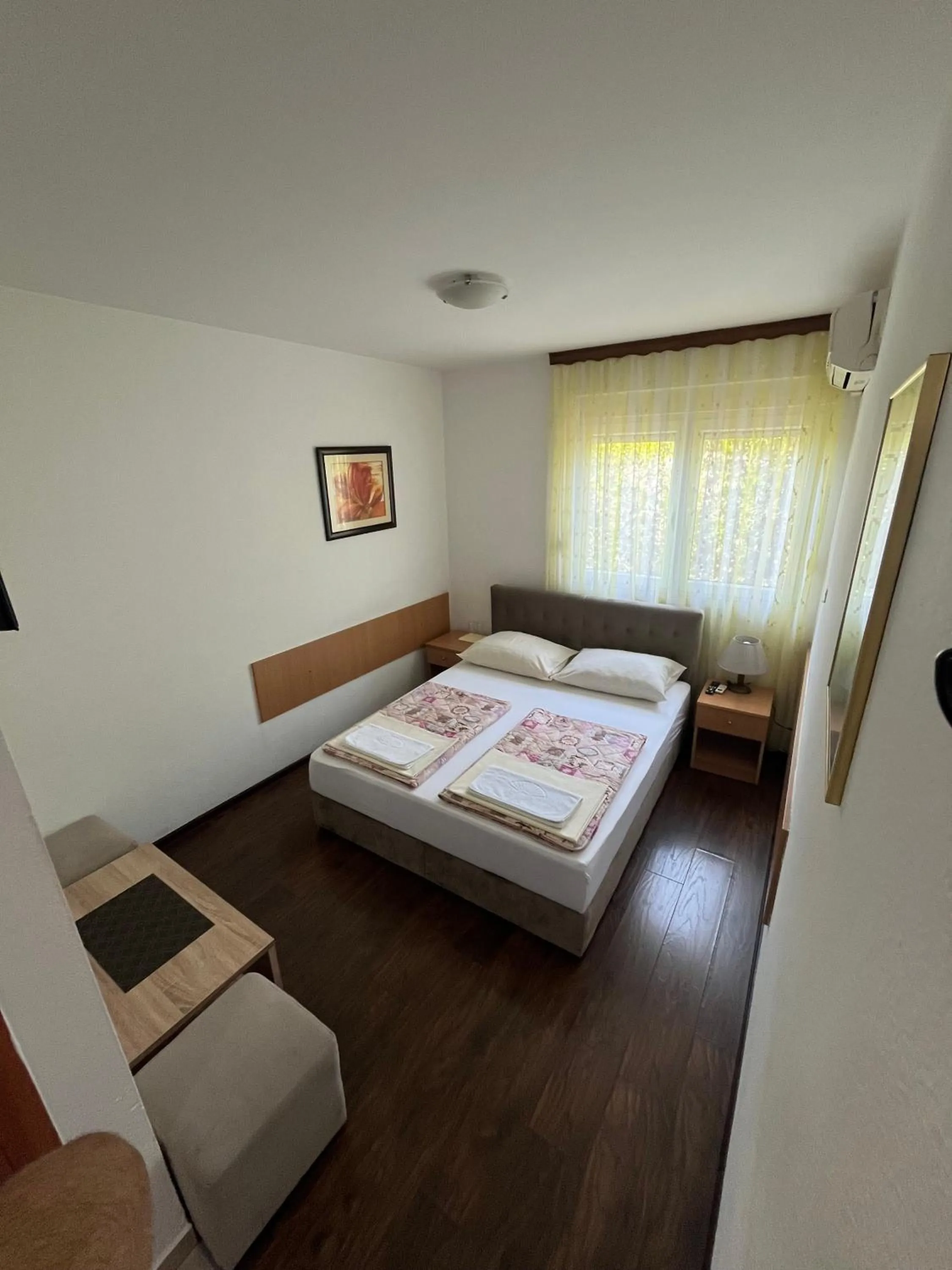 Bedroom, Bed in Motel Aura