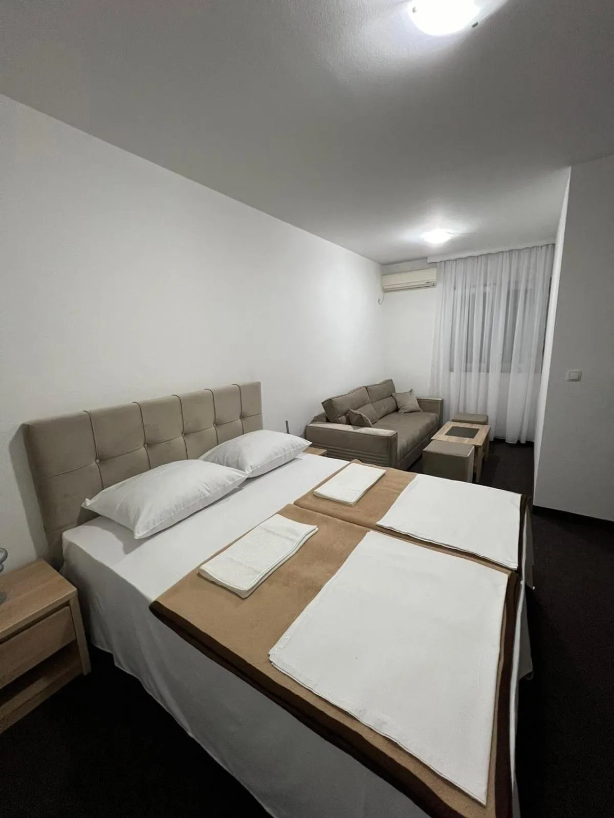 Bedroom, Bed in Motel Aura