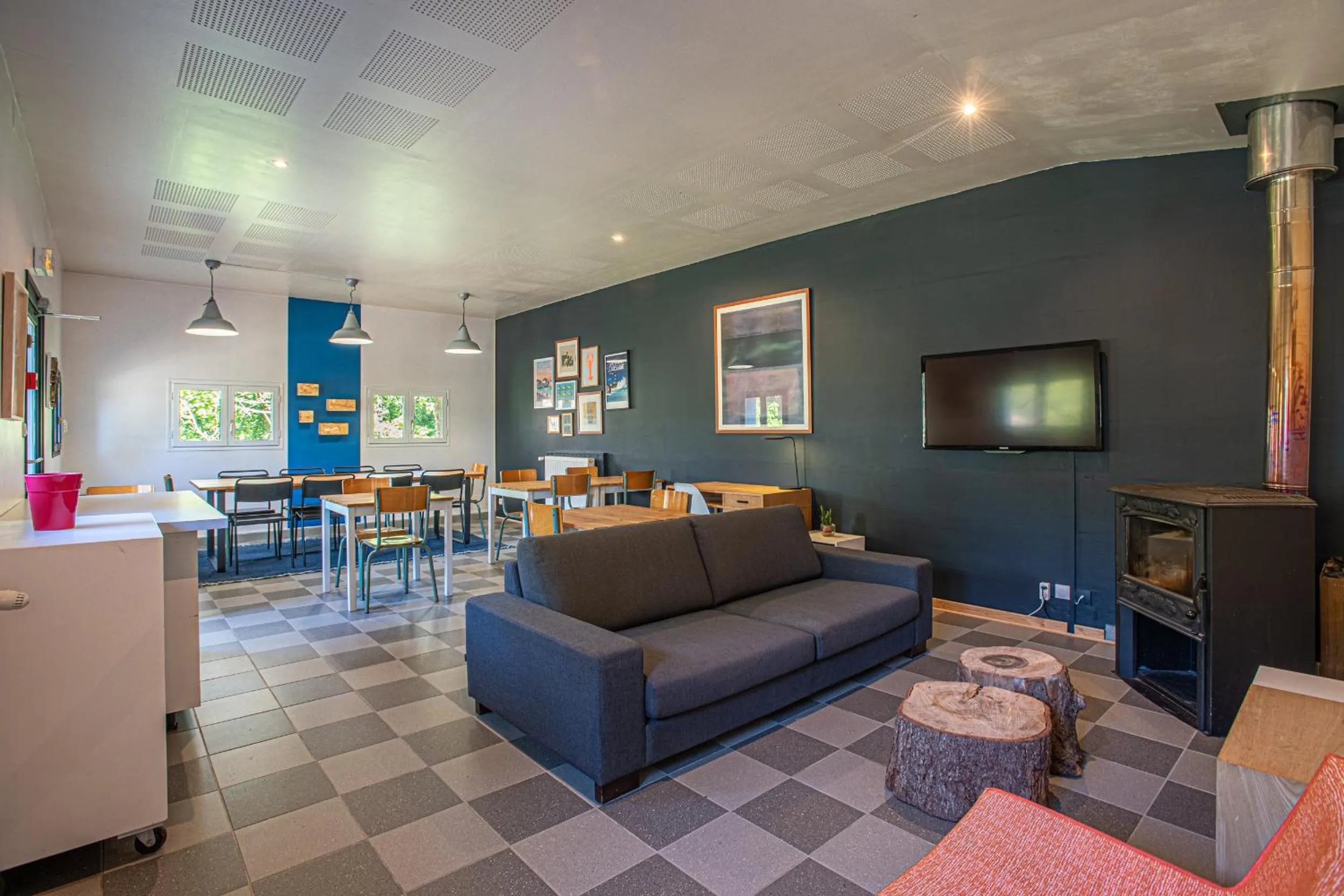 Communal lounge/ TV room in Hôtel Naéco Audierne