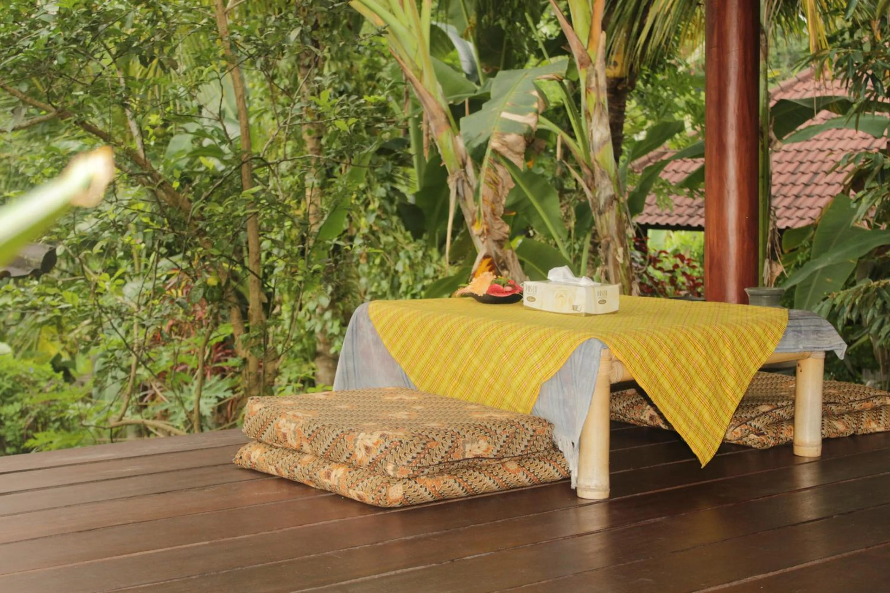 Restaurant/places to eat in Khrisna Hs and Cottages