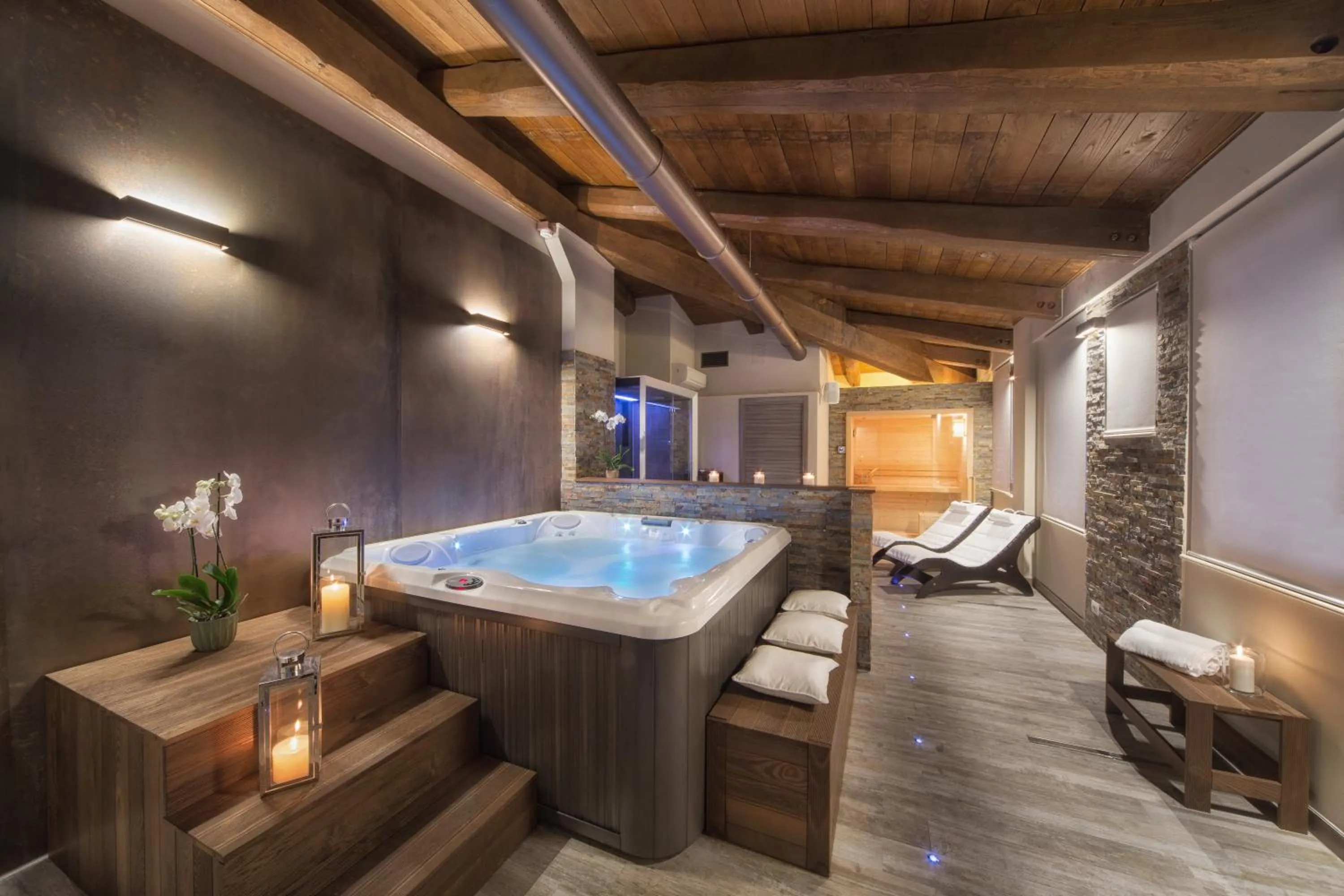 Hot Tub in Di Sabatino Resort - Suite Apartments & Spa