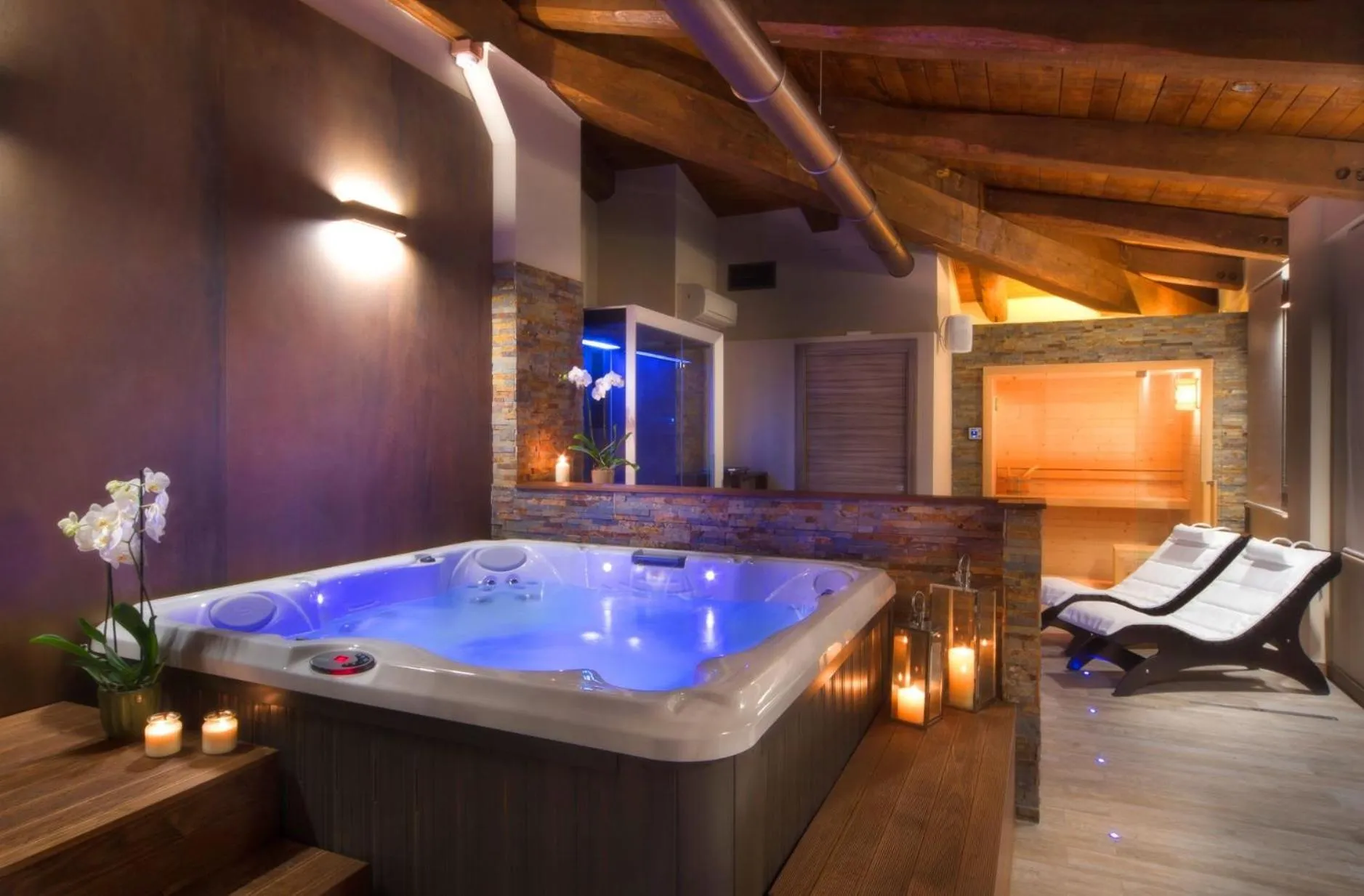 Hot Tub in Di Sabatino Resort - Suite Apartments & Spa