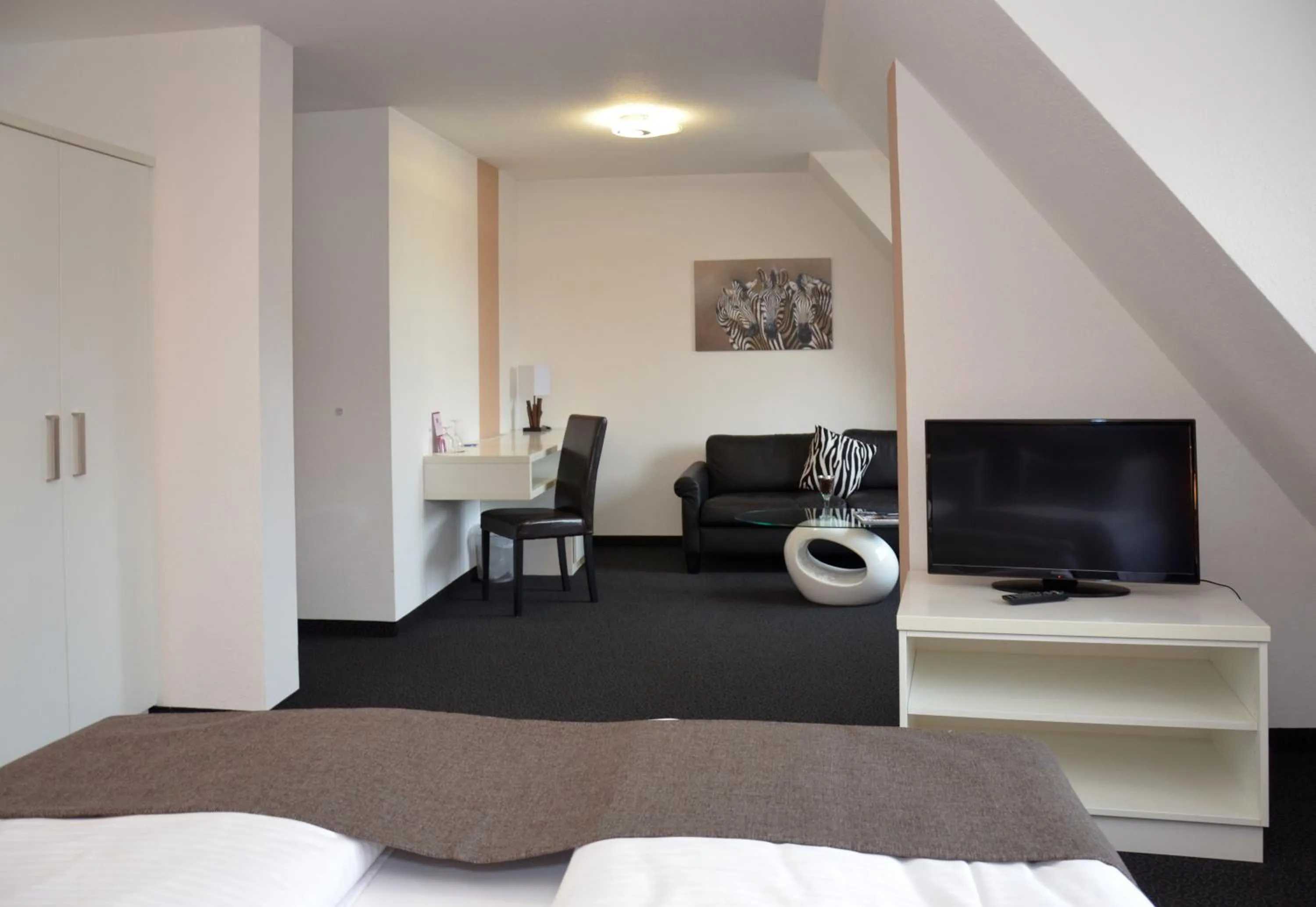 Seating area, Bed in Hotel zum Brunnen