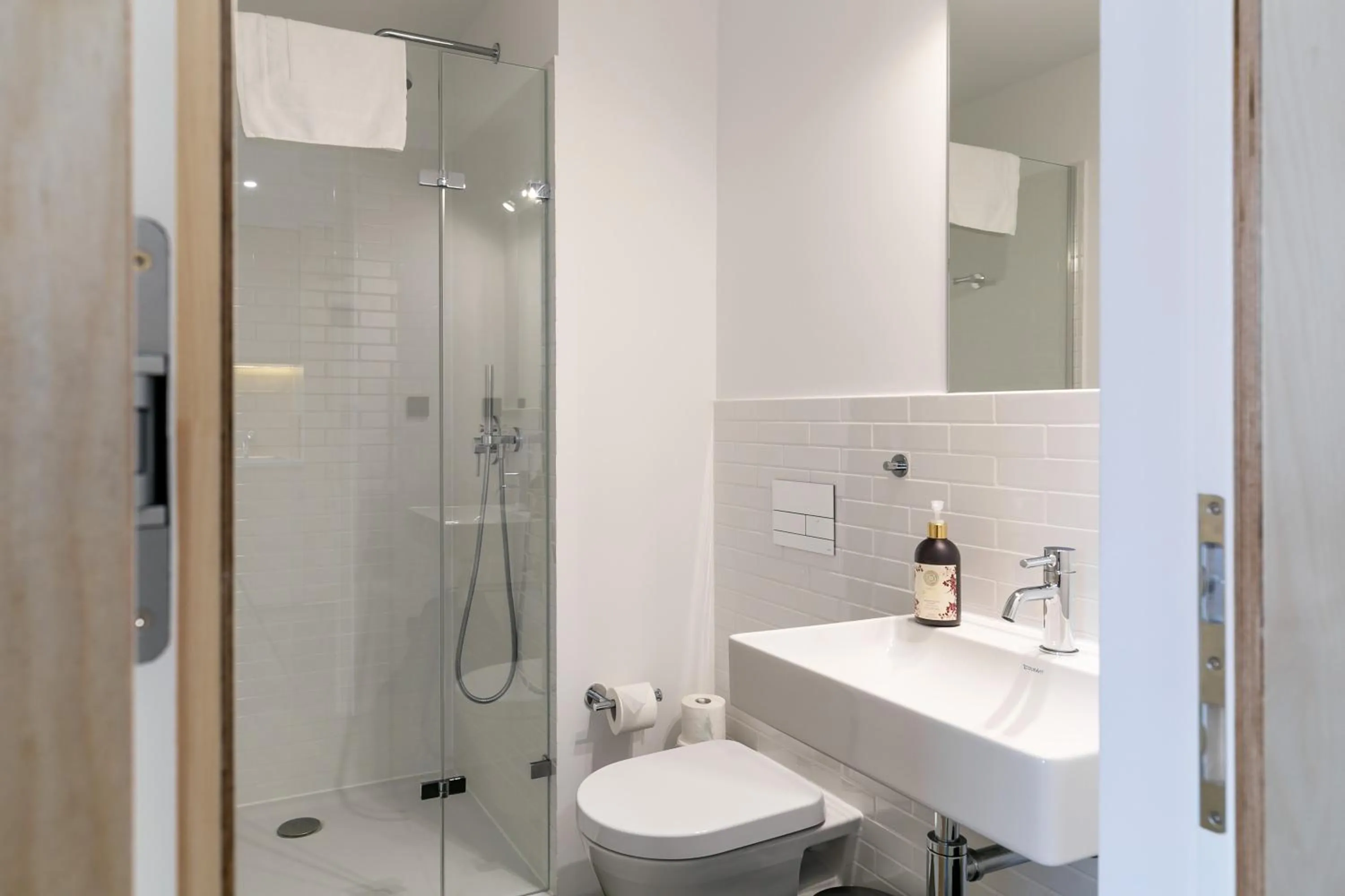 Toilet in Nena Apartments Metropolpark Berlin - Mitte -Adult Only