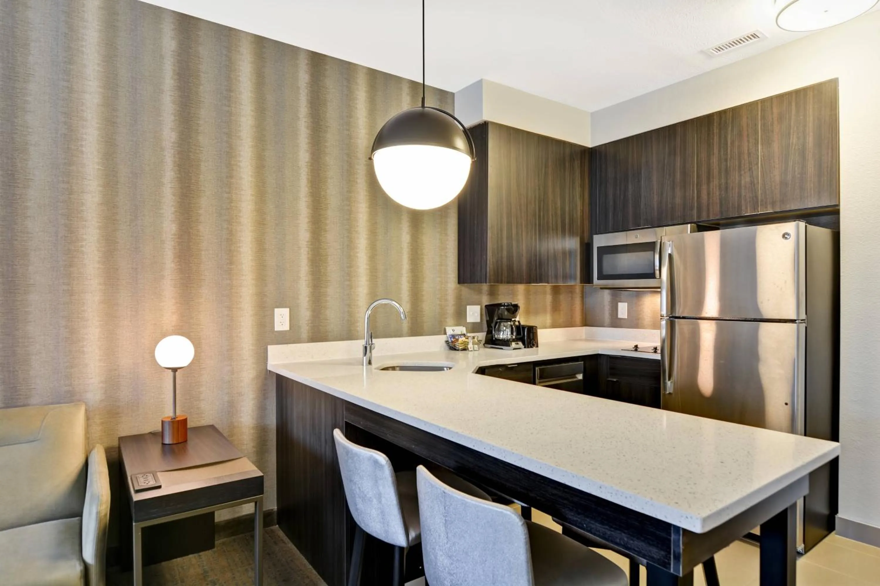 Kitchen or kitchenette in Residence Inn by Marriott Cleveland Airport/Middleburg Heights