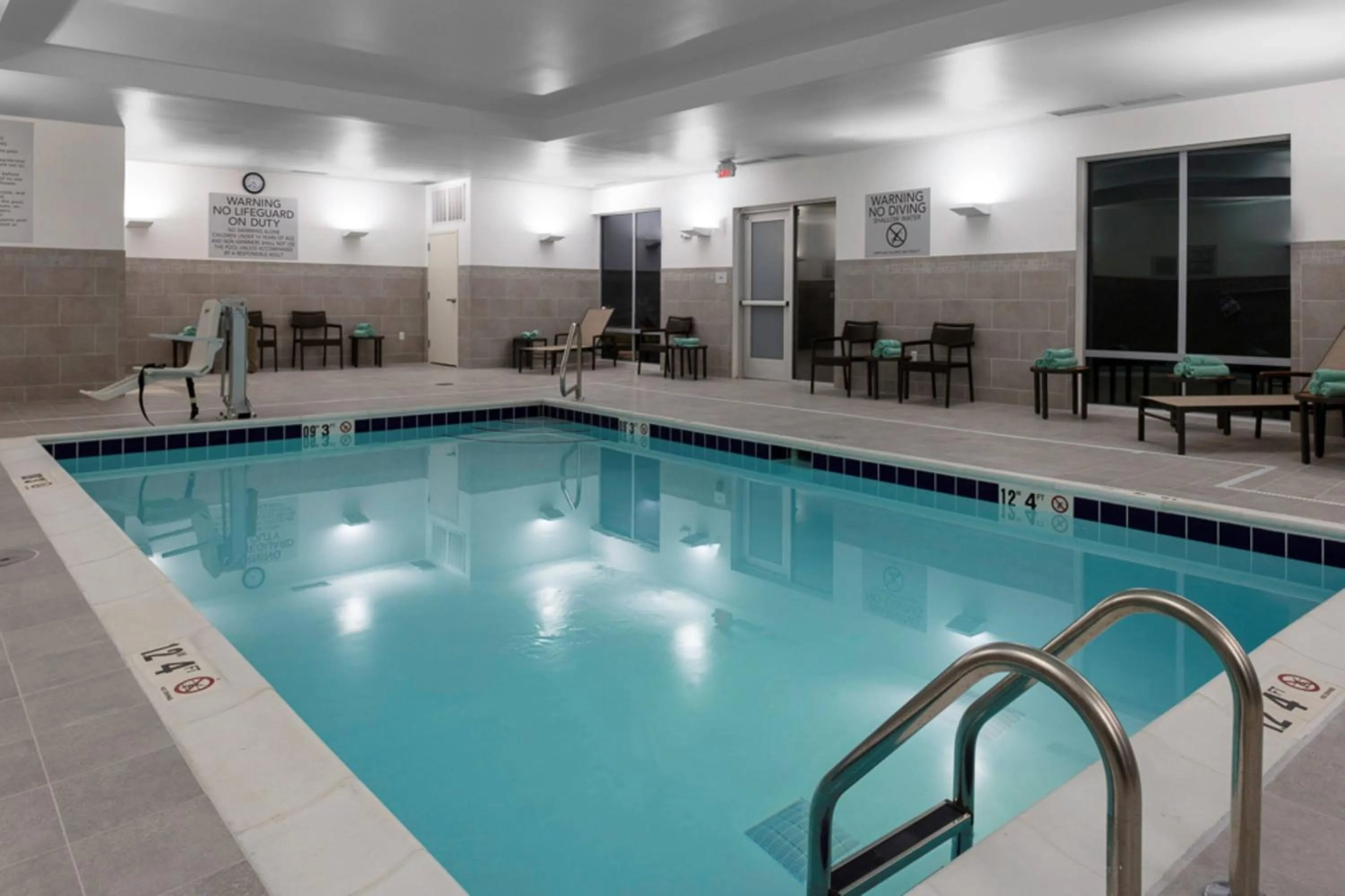 Swimming pool in Courtyard by Marriott Indianapolis West-Speedway