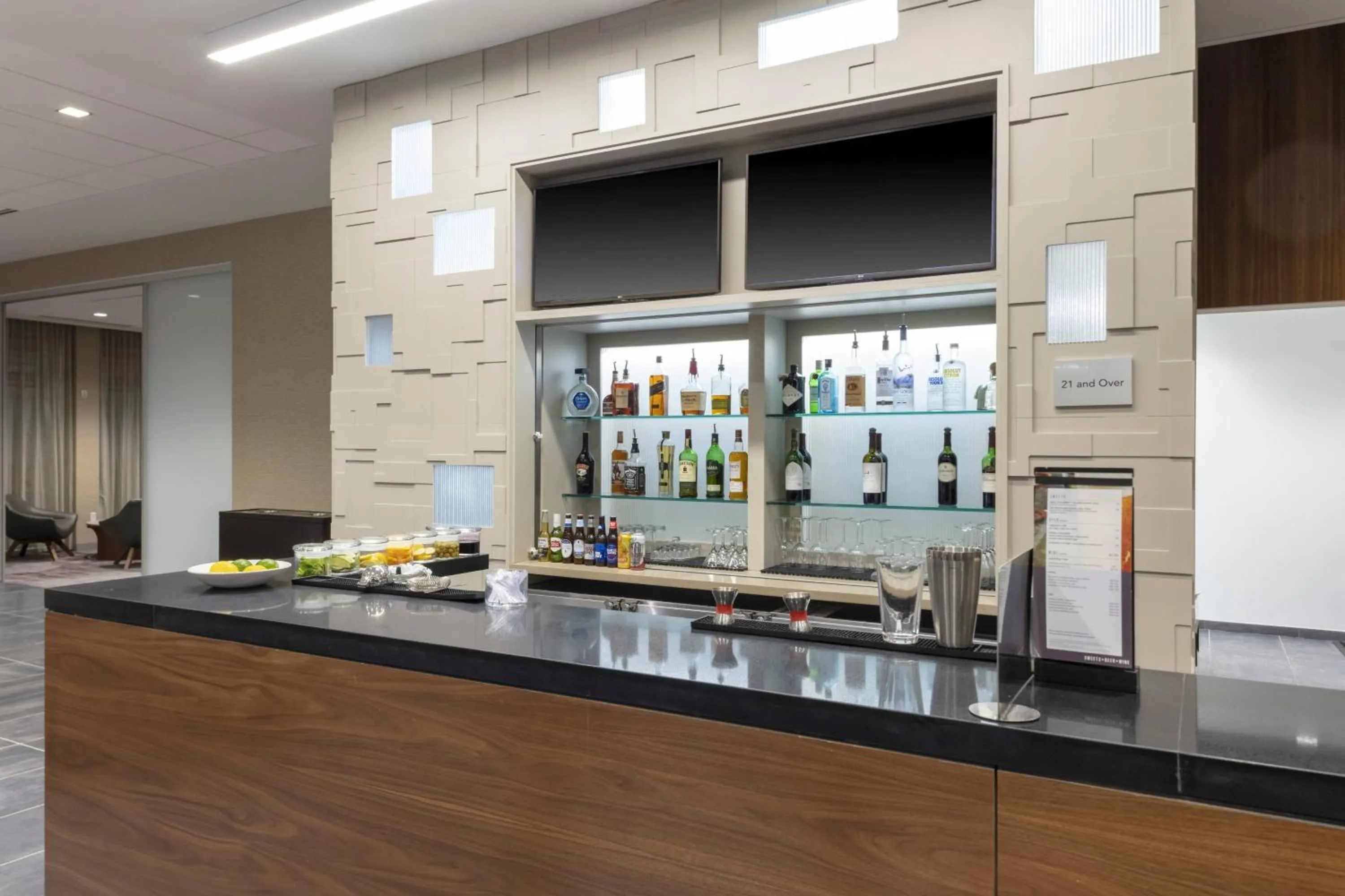 Lounge or bar in Courtyard by Marriott Indianapolis West-Speedway