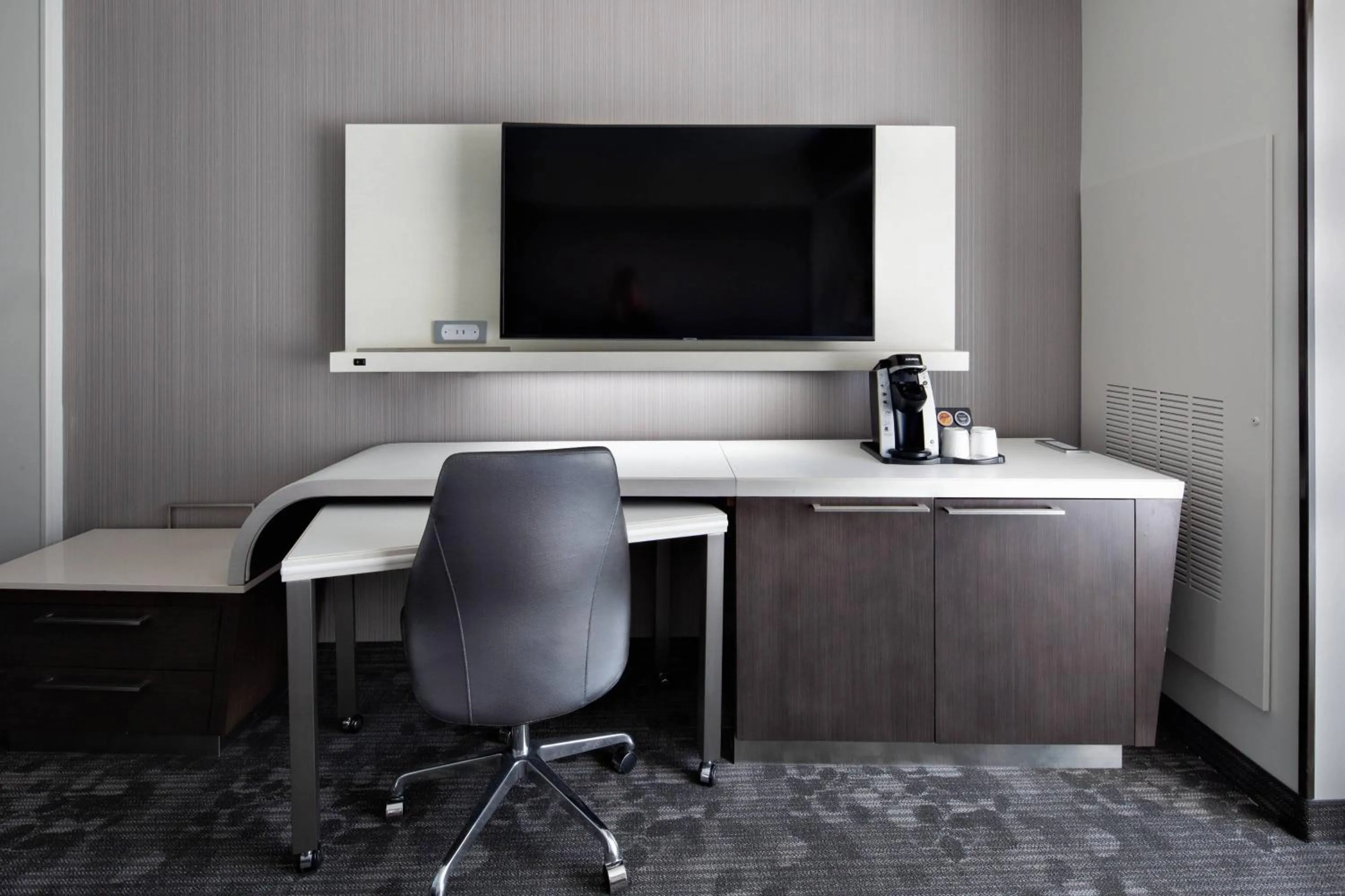 Photo of the whole room in Courtyard by Marriott Knoxville Downtown