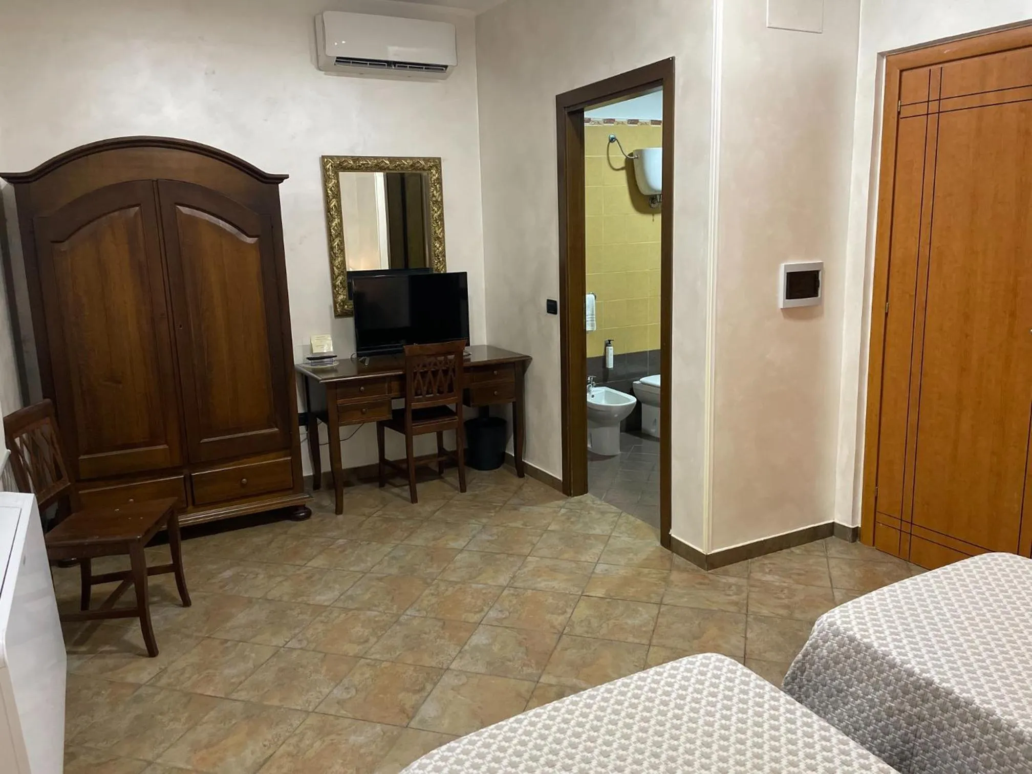 Bed in Hotel Toscano