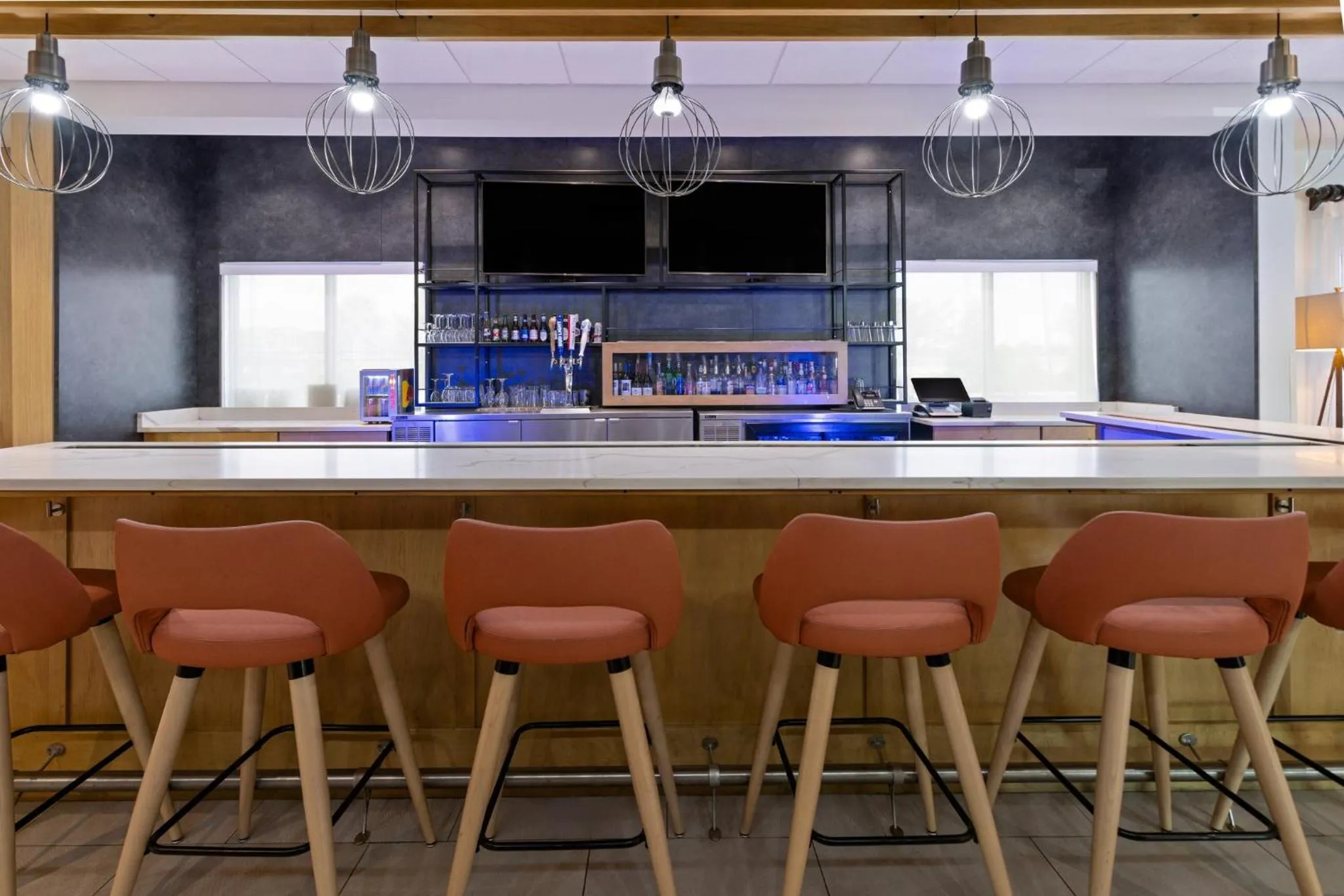 Lounge or bar in Holiday Inn & Suites - Savannah Airport - Pooler by IHG