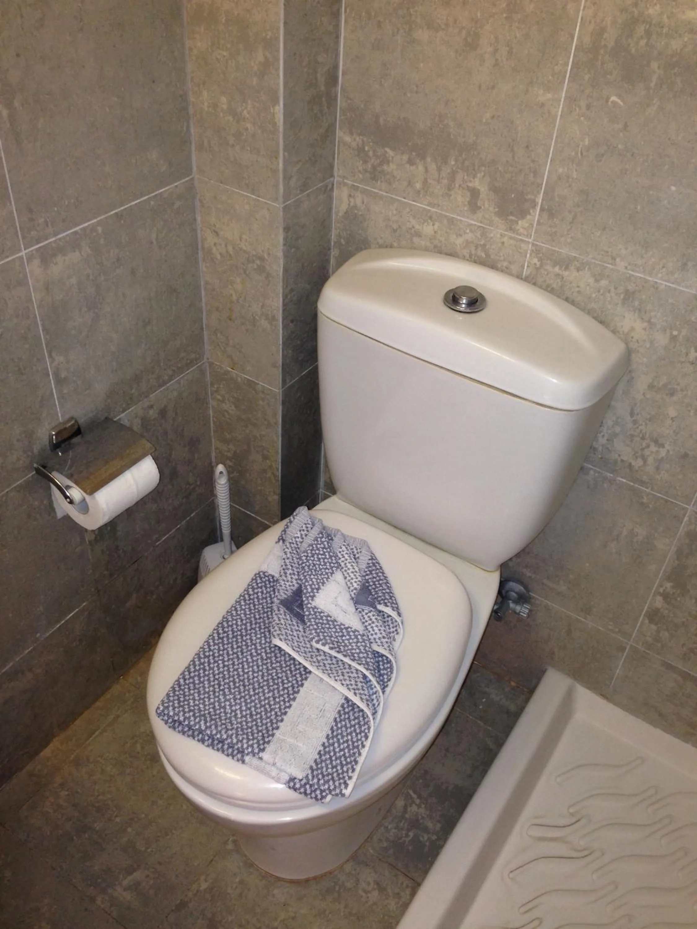 Toilet in Zefyros Hotel